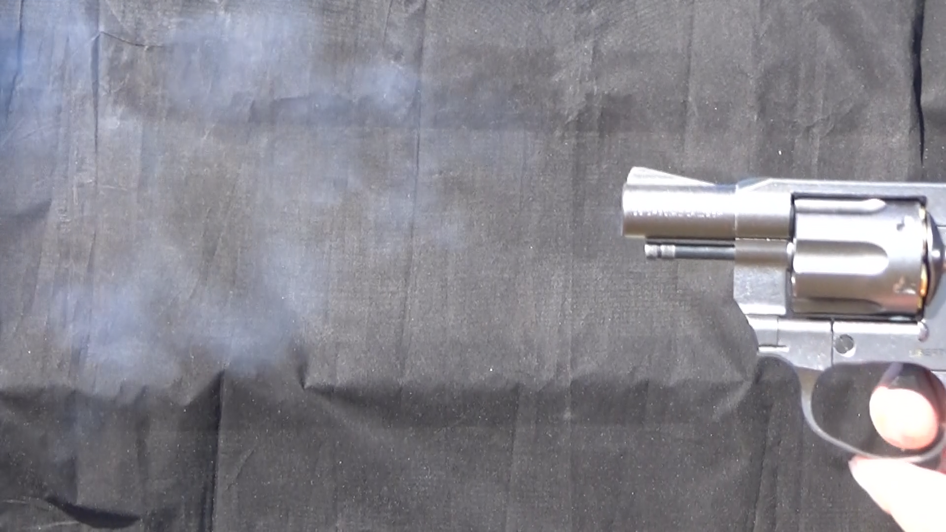 破裂音とともに吹き出す煙。モデルガンならではの楽しさだ