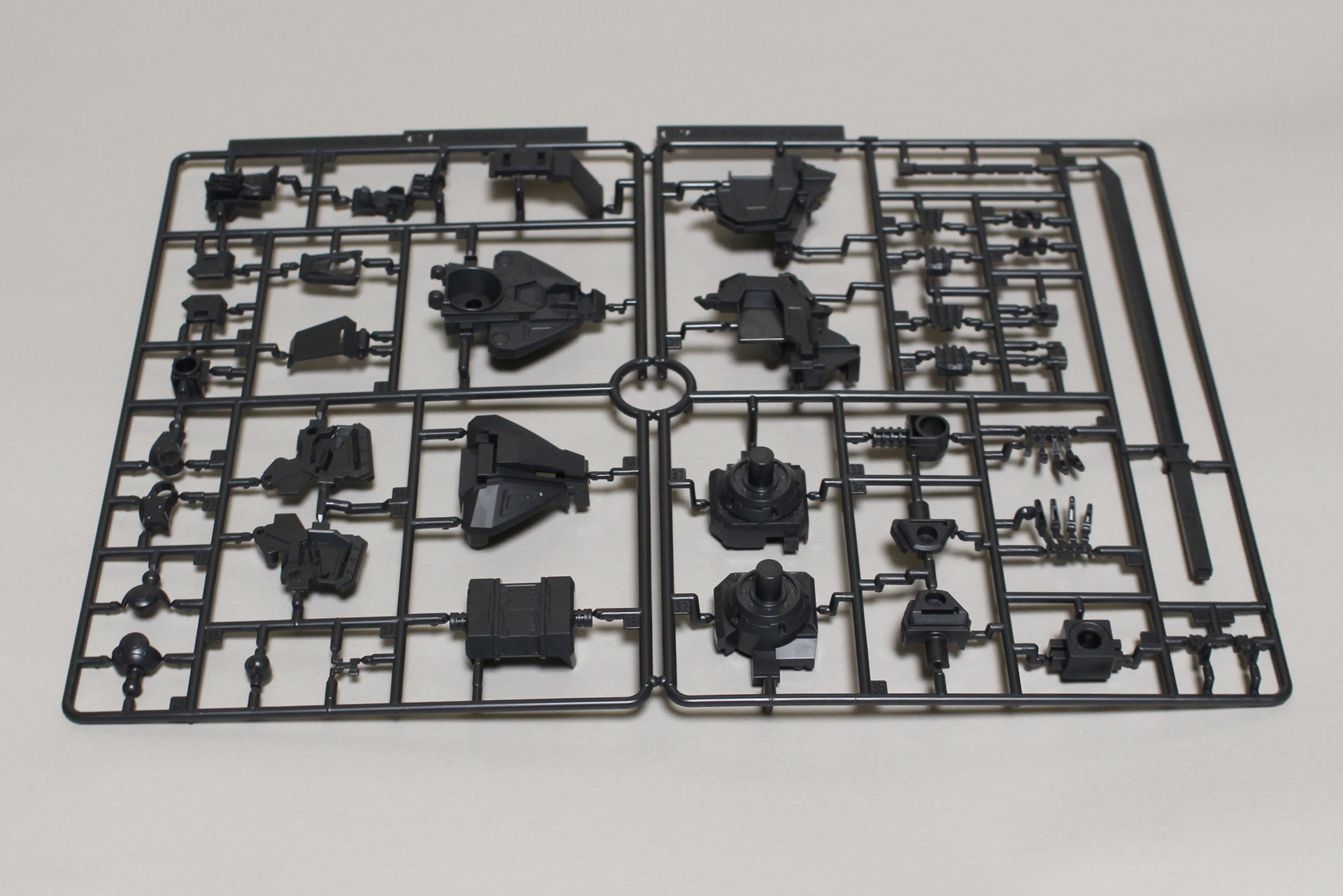 Cパーツ。グレー成形でC1とC2が繋がっている