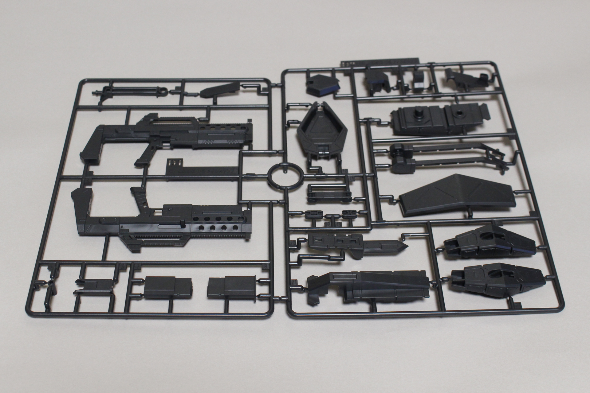 Dパーツ。グレー成形でD1とD2が繋がっている