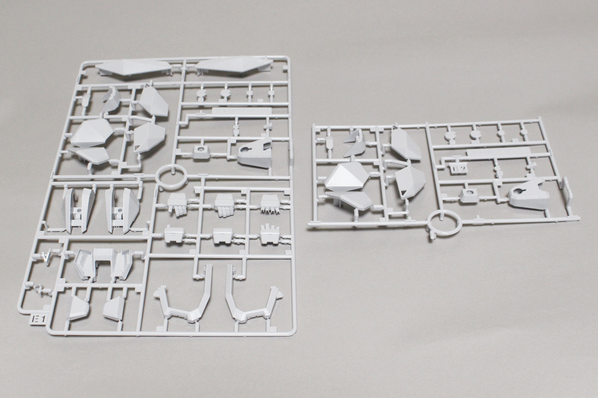 E1パーツ、E2パーツ。ホワイトの成形