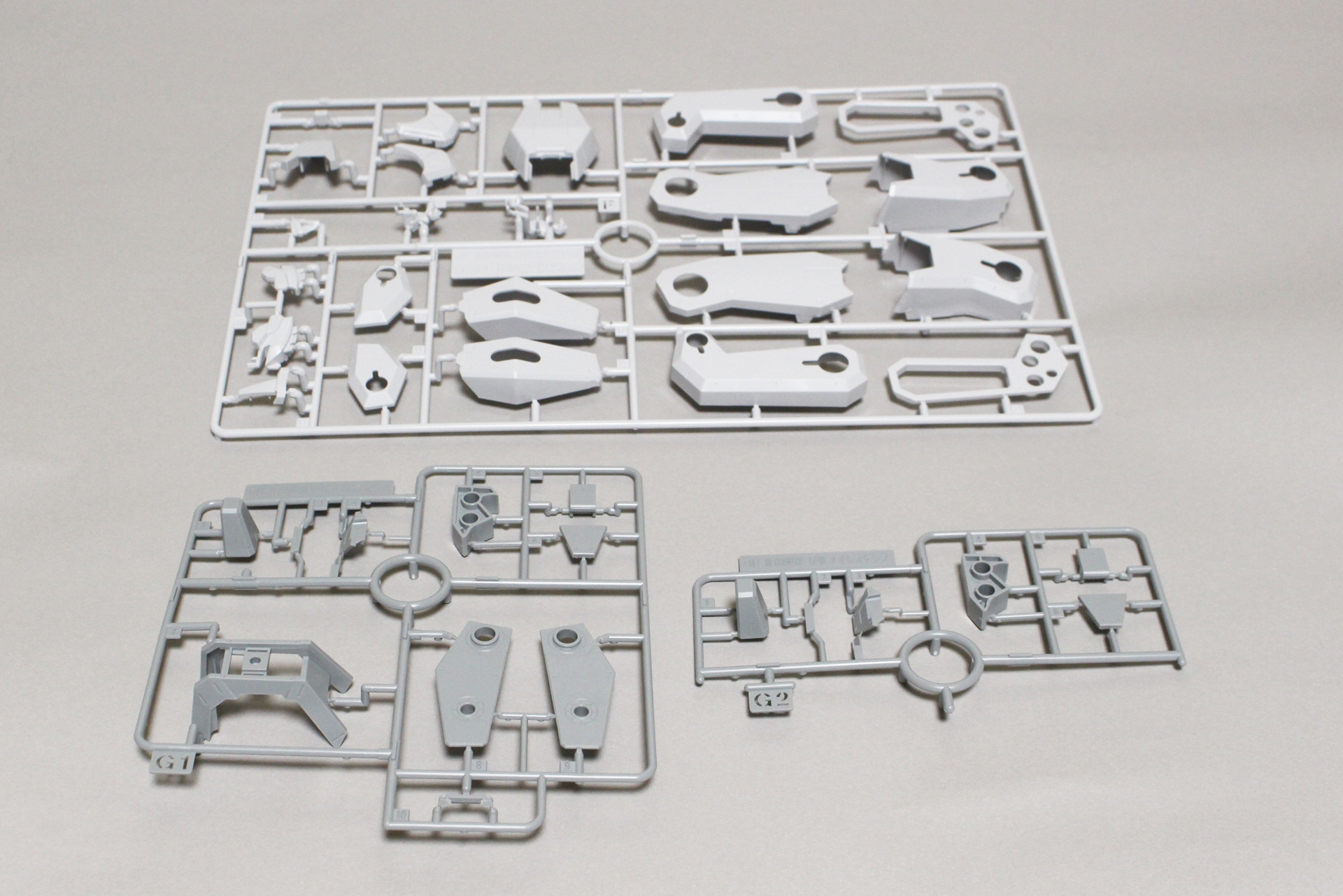 Fパーツ、G1パーツ、G2パーツ。ホワイトとライトグレーの成形