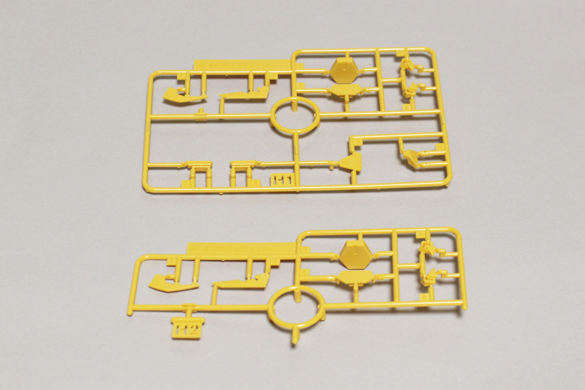 H1パーツ、H2パーツ。イエローの成形