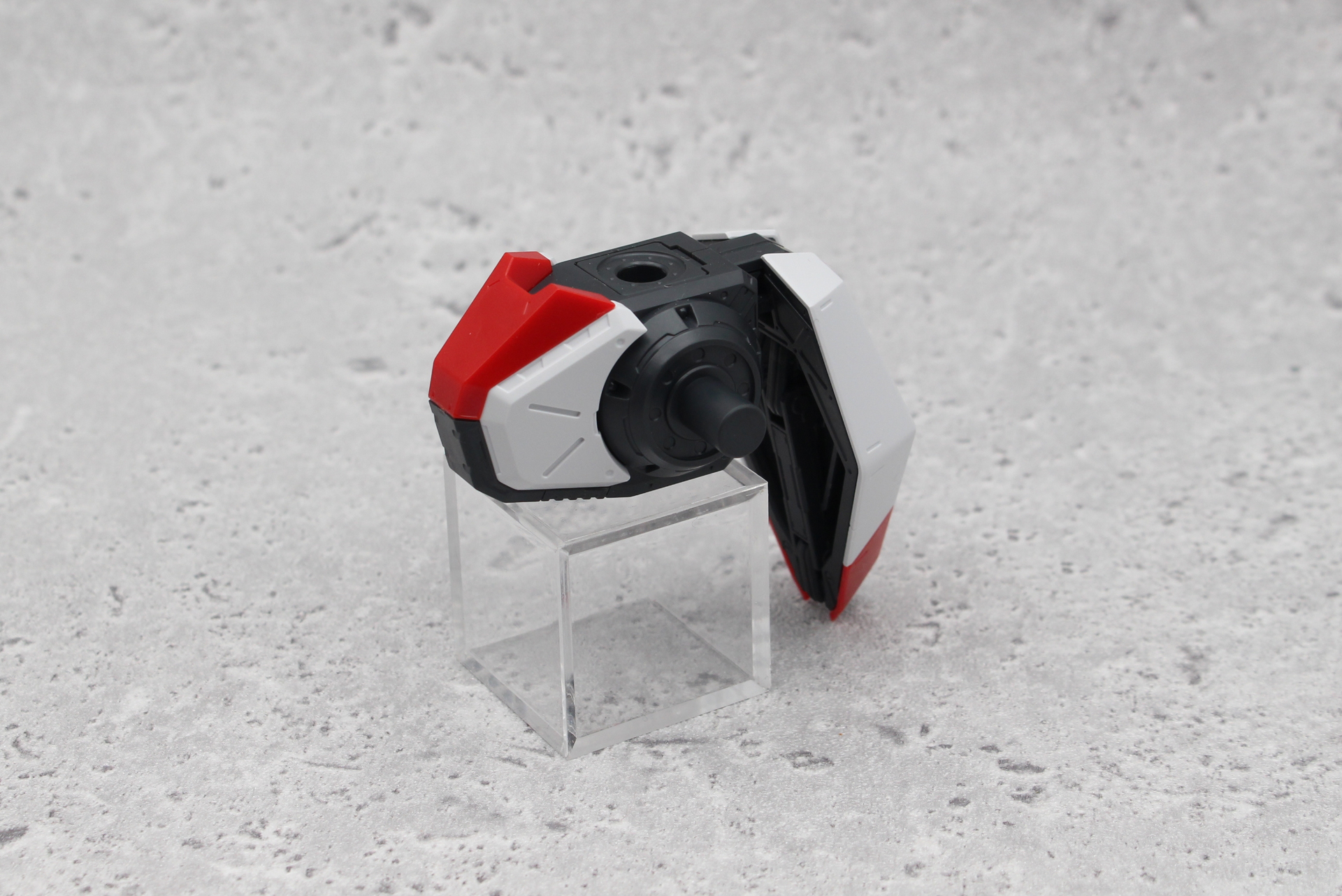 腰部のフレームに装甲を取り付けて完成