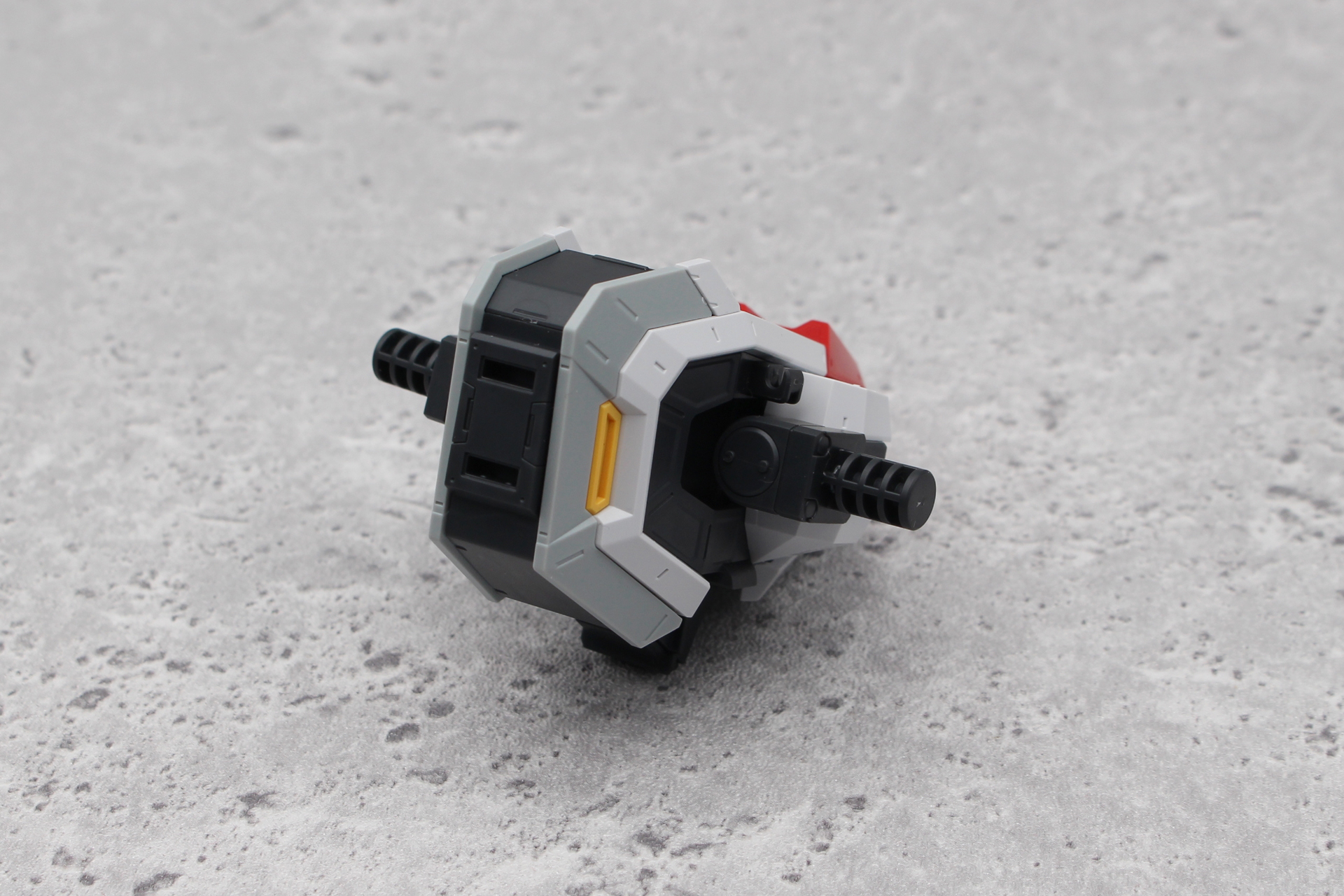 背中の装甲を取り付ける