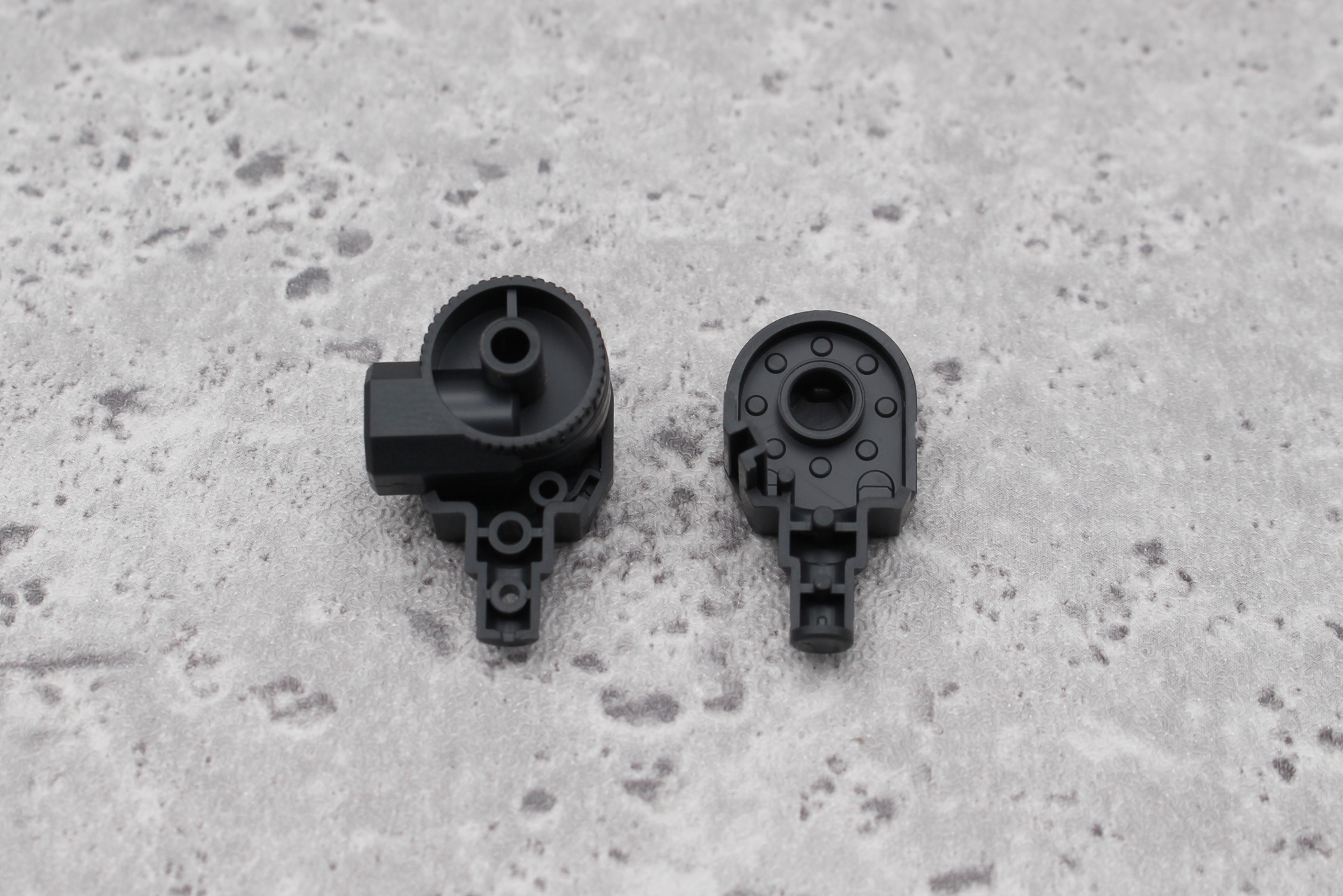 腕の組み立て。腕側の肩ジョイントを組み立てる