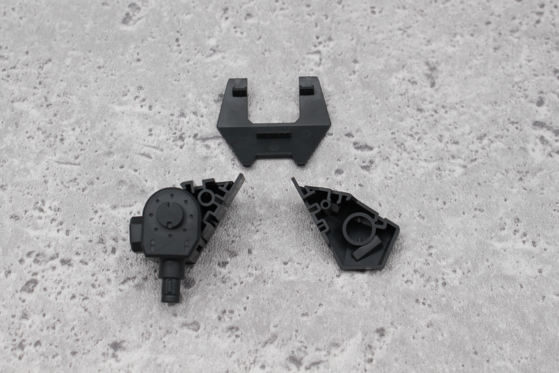 肩のフレームの組み立て。未完成状態を再現するため、容易に分解できる