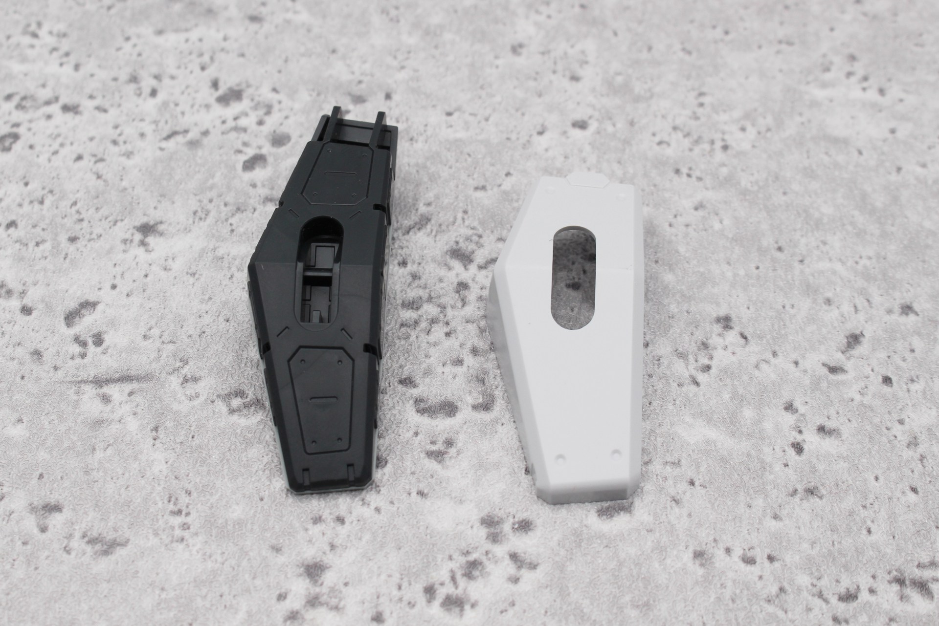 前腕の組み立て。フレームと装甲を取り付ける