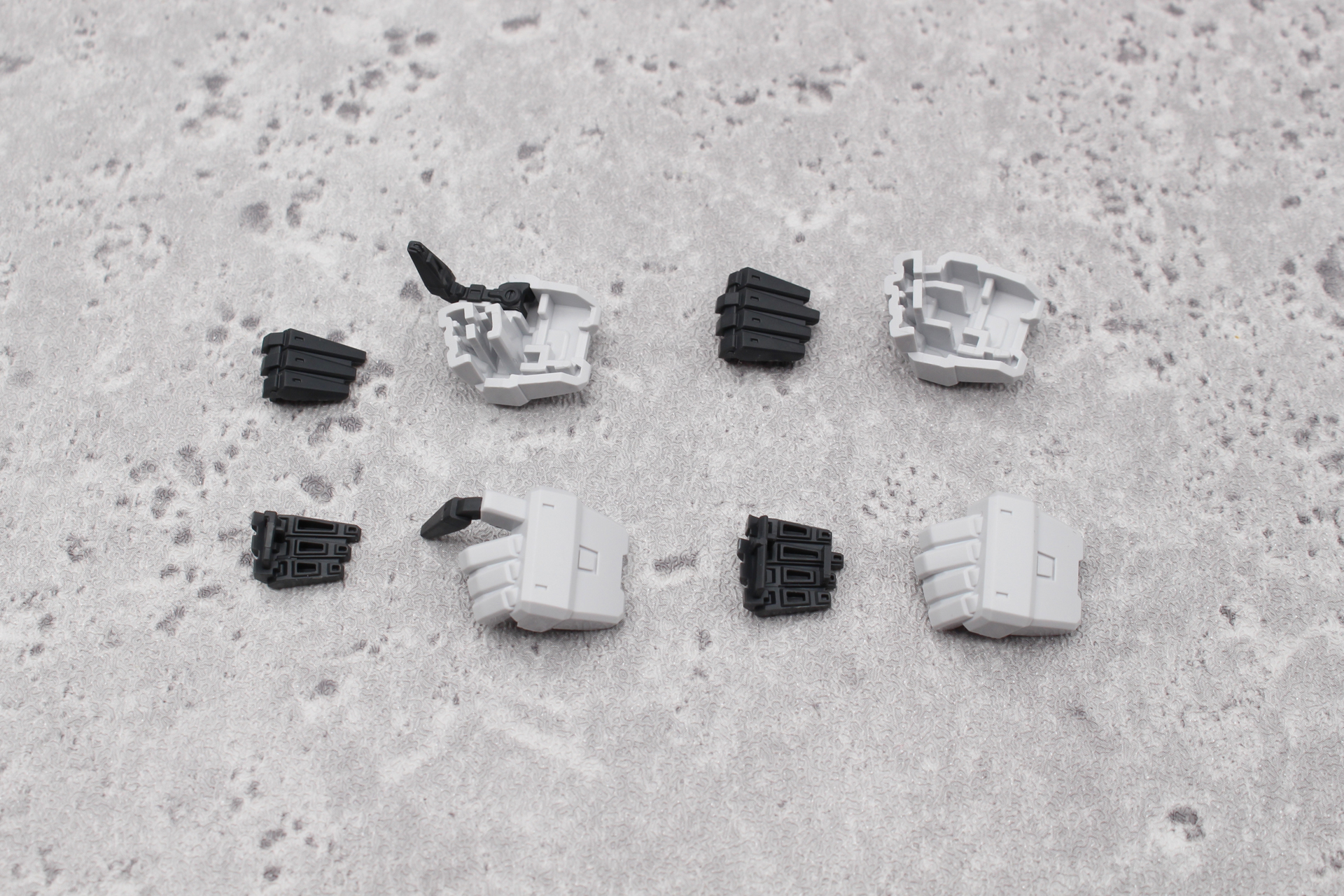 交換用の手首をそれぞれ組み立て