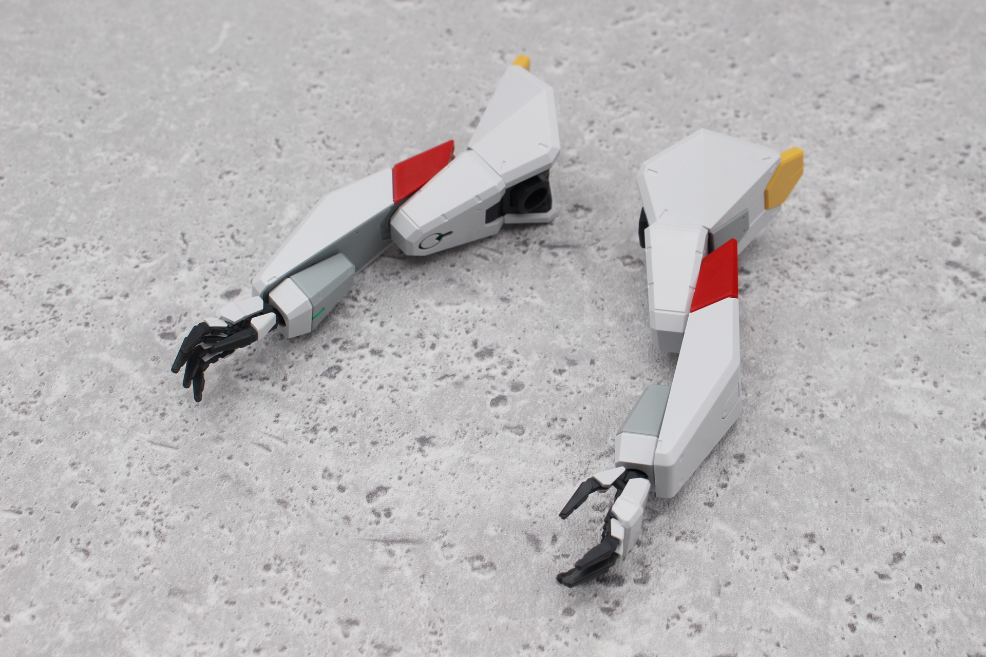 完成した手首を腕に取り付けて完成。同じ要領で左腕も組み立てる