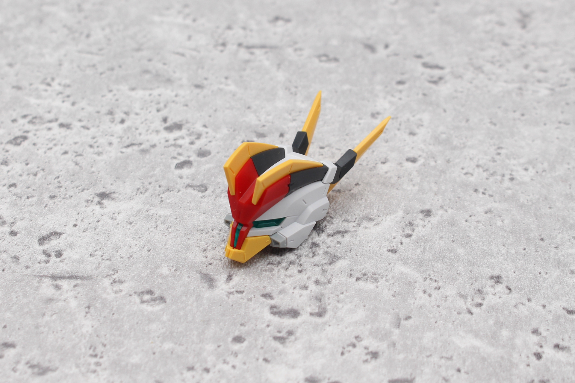 フィン、顔、アゴなどのパーツを取り付ける