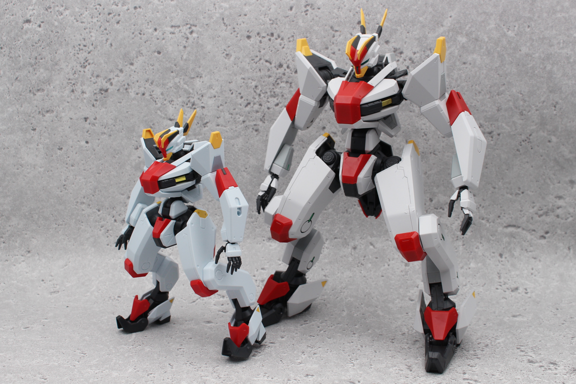 HGケンブとの比較。サイズやディテールの他、メインカラーのホワイトの色味も若干違っている