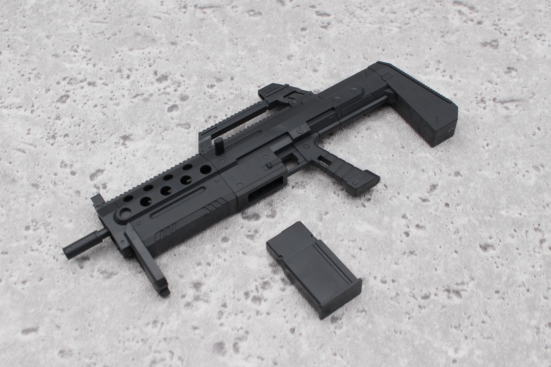 60mm携行機関砲。ハンドガード内部ディテールやマガジンの着脱などを再現