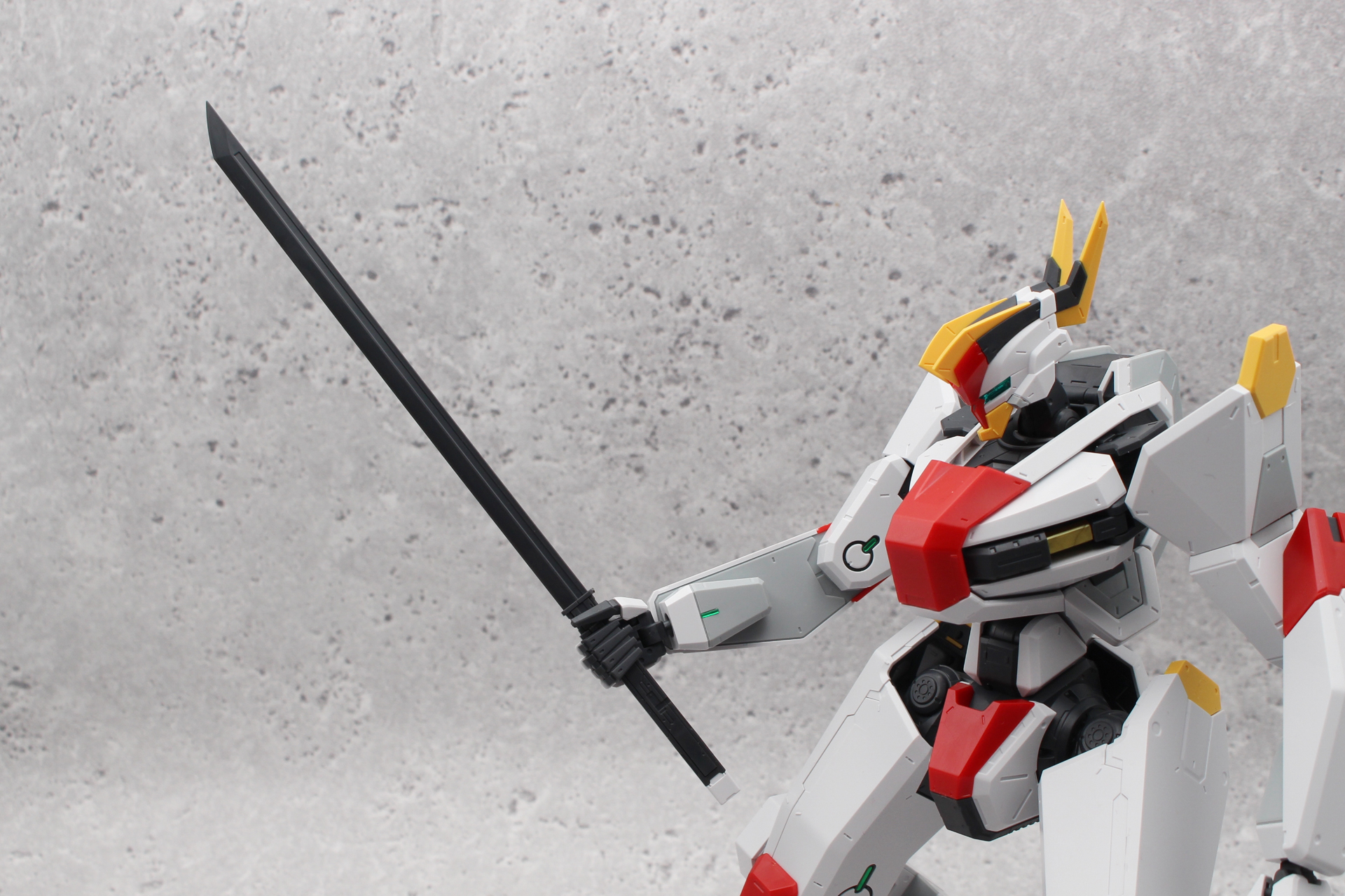 超熱振式戦闘直刀。柄頭にある白い部分がパワーパックだ