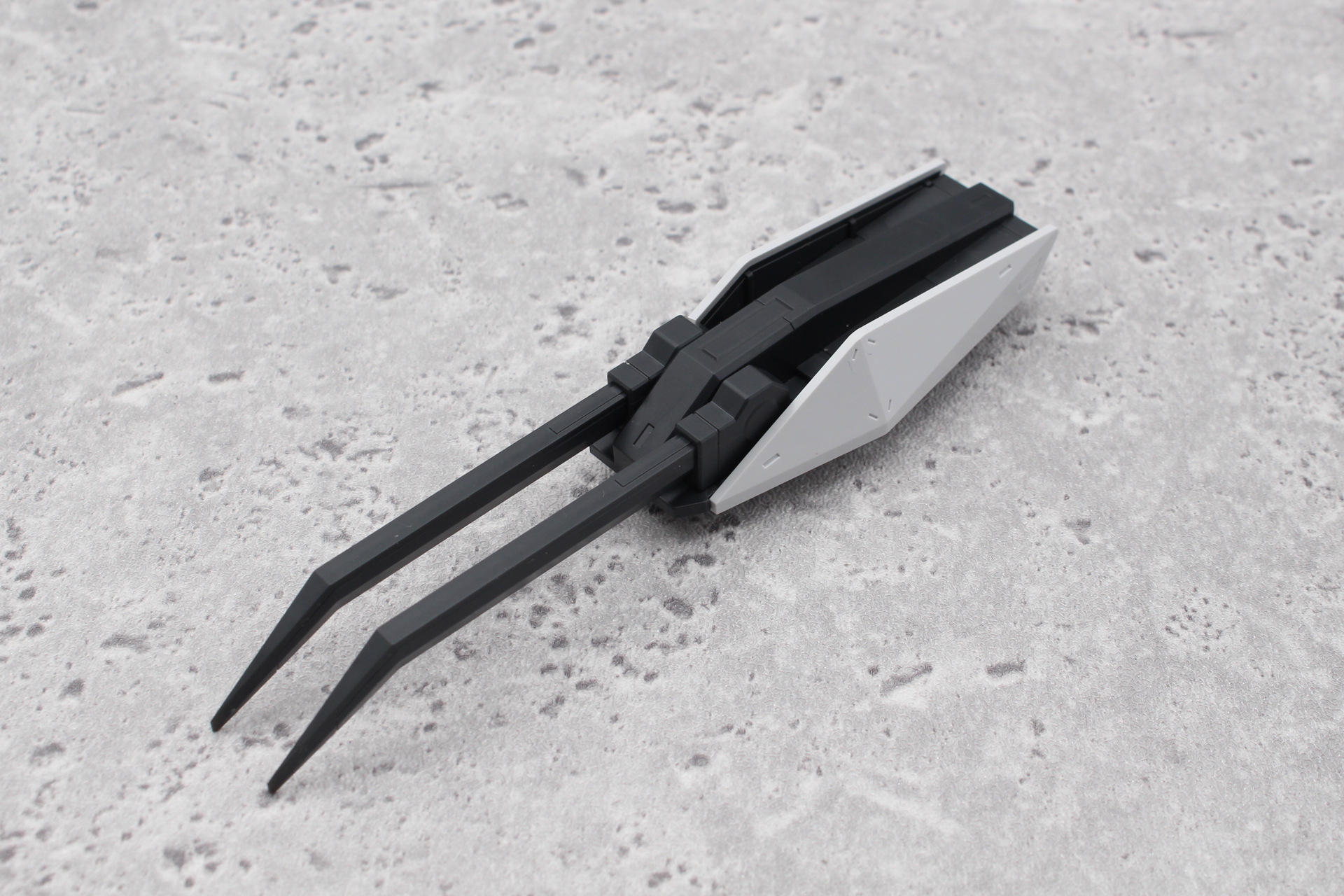 腕部超熱振式戦闘爪。爪は180度可動し格納できる。装備時は前腕のパーツをまるごと交換する