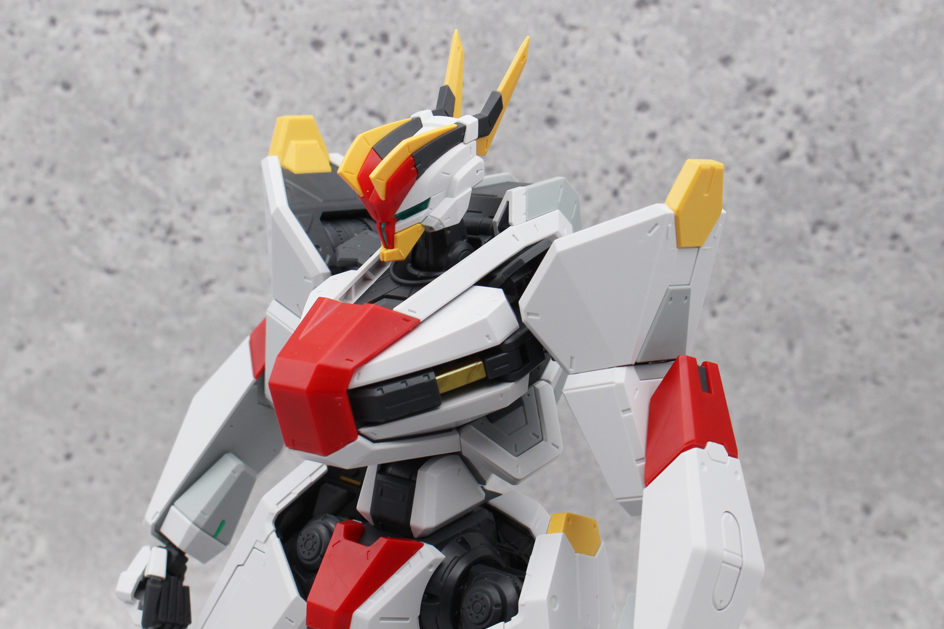 頭部や各部の装甲など、エッジが立っている