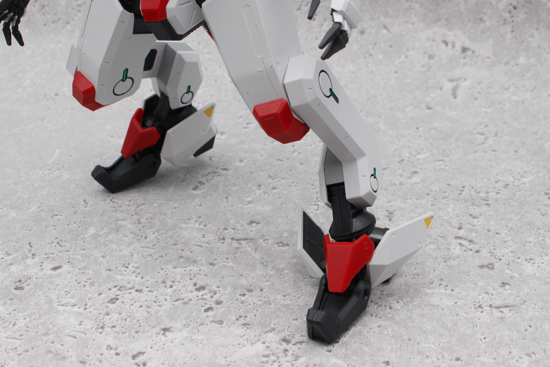 足首の左右と前側の装甲はボールジョイントで可動する