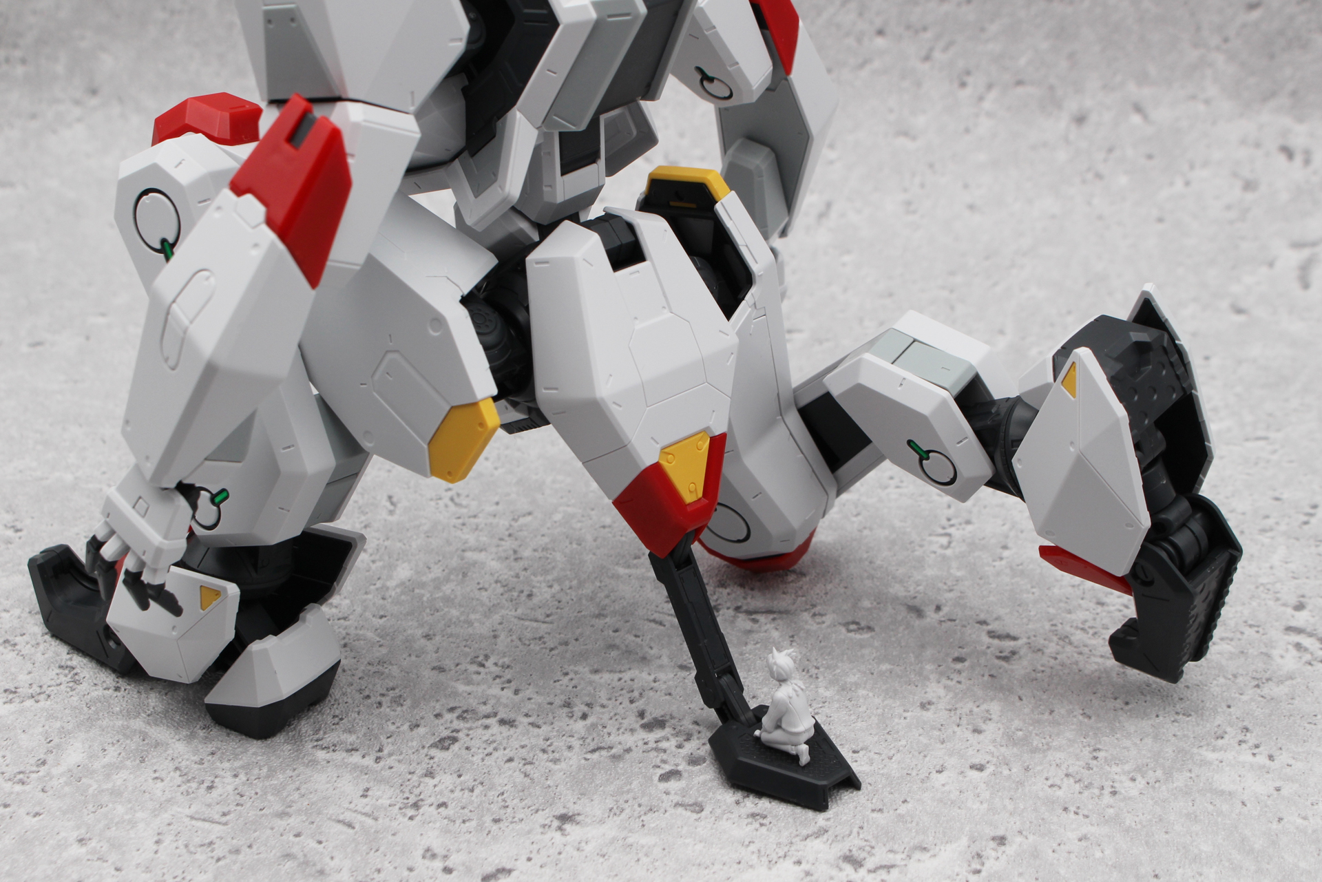 昇降機の可動。乗り込むポーズのアモウフィギュアも付属している