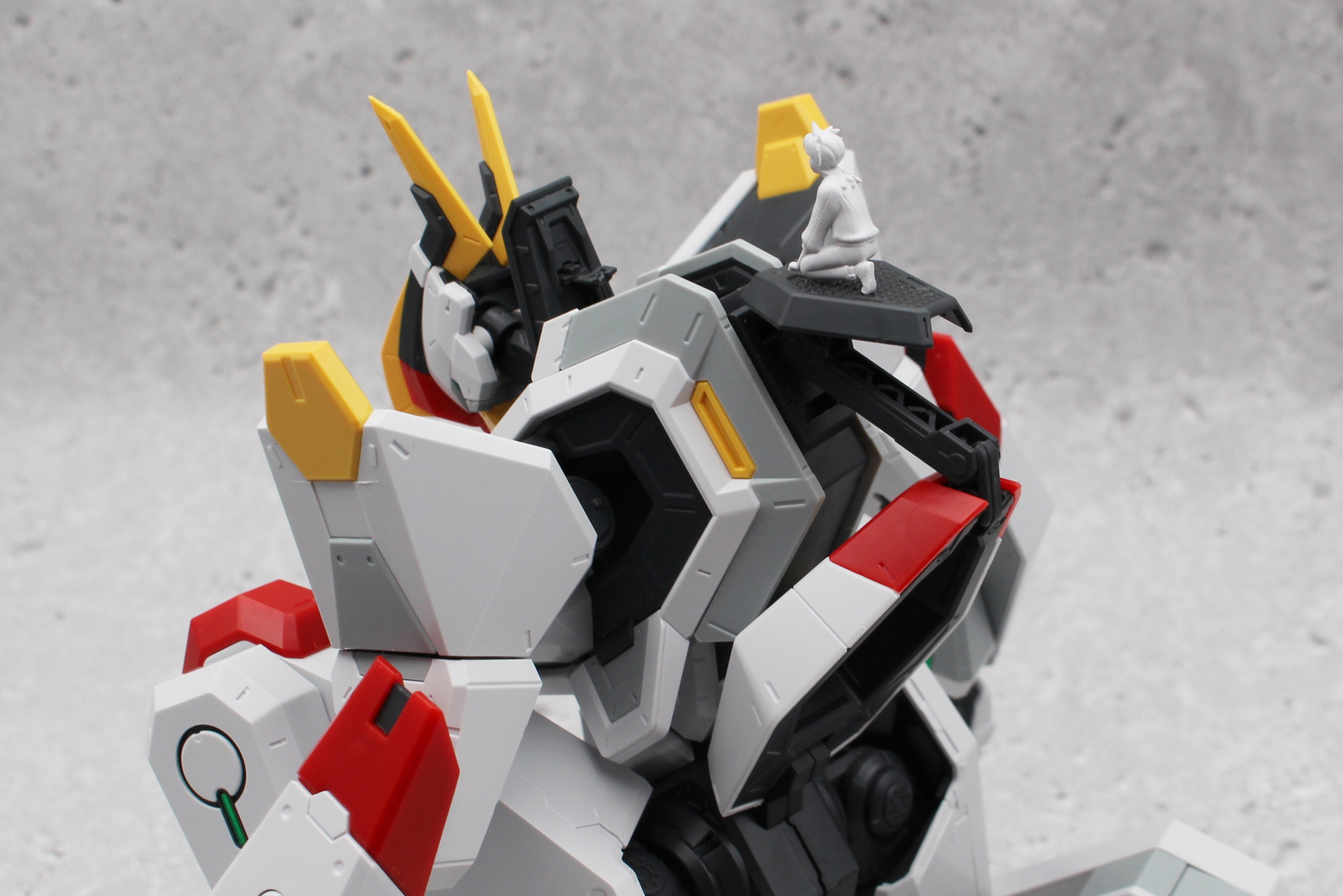 昇降機の可動。乗り込むポーズのアモウフィギュアも付属している