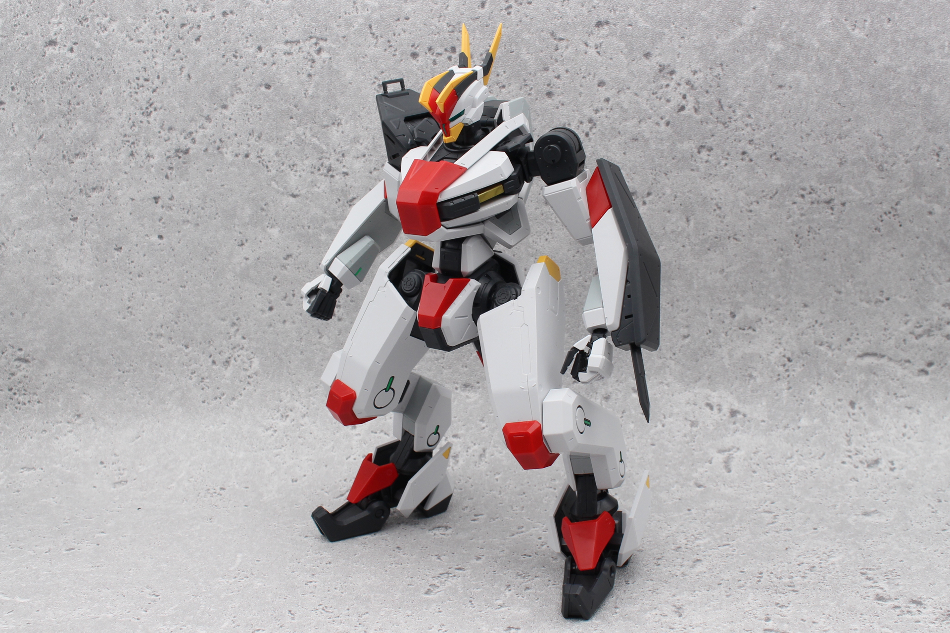 右肩の装甲を外して手すりパーツを取り付け、左肩の装甲とフレームを取り外し、盾付短剣を装備すれば、未完成状態となる