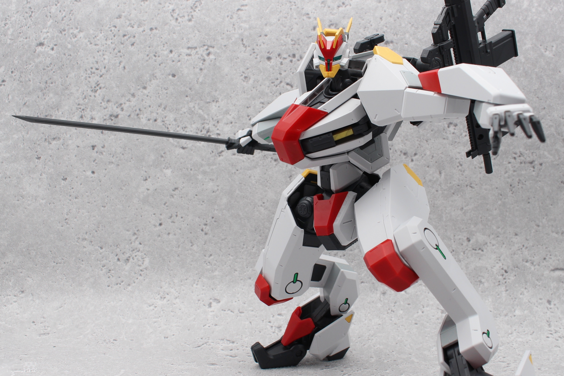 このサイズにしてこれほどのポーズが取れるのは素晴らしい。台座は別売りのアクションベースの5mmジョイントに対応。劇中のポーズも思いのままだ