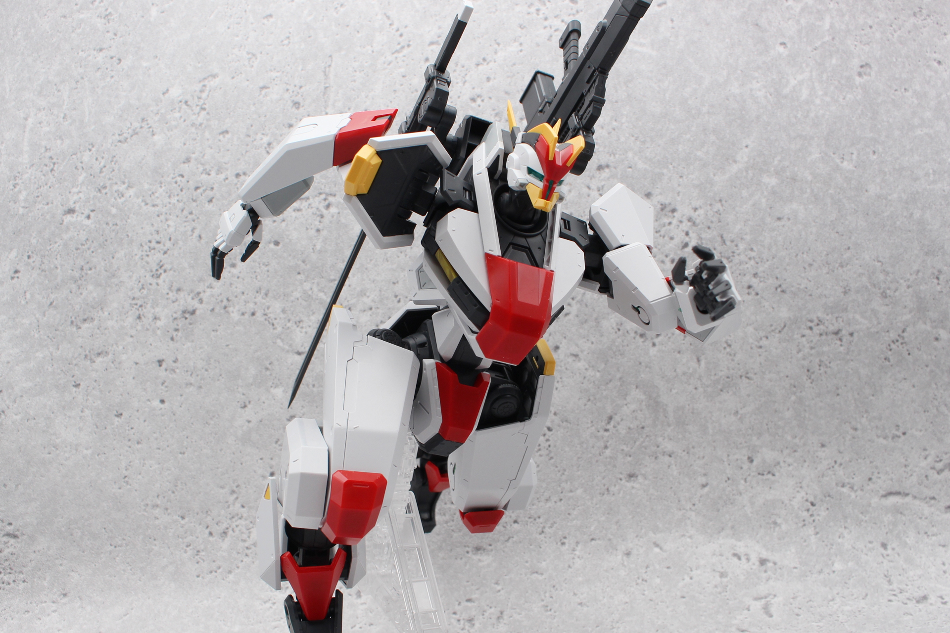 このサイズにしてこれほどのポーズが取れるのは素晴らしい。台座は別売りのアクションベースの5mmジョイントに対応。劇中のポーズも思いのままだ