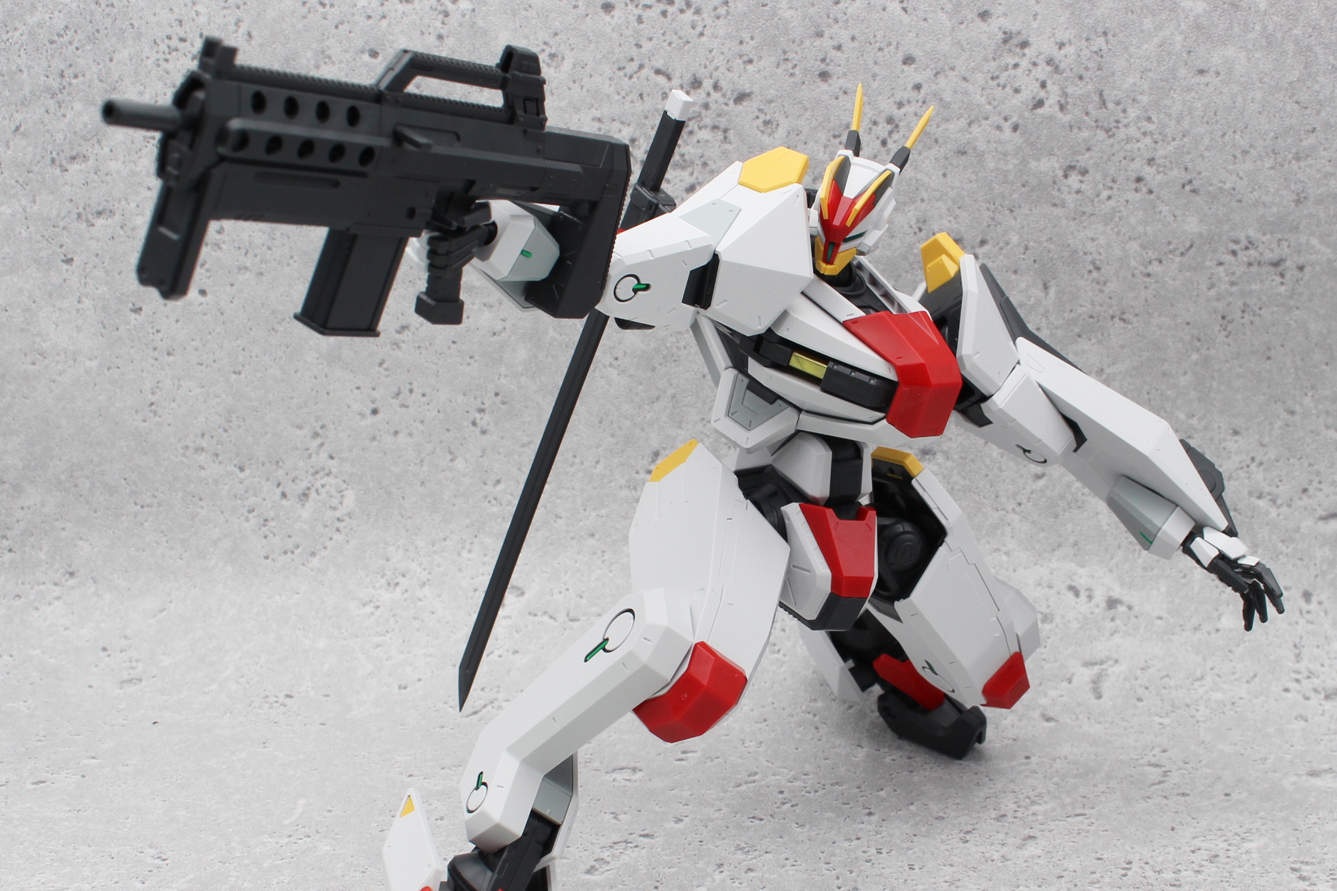 このサイズにしてこれほどのポーズが取れるのは素晴らしい。台座は別売りのアクションベースの5mmジョイントに対応。劇中のポーズも思いのままだ