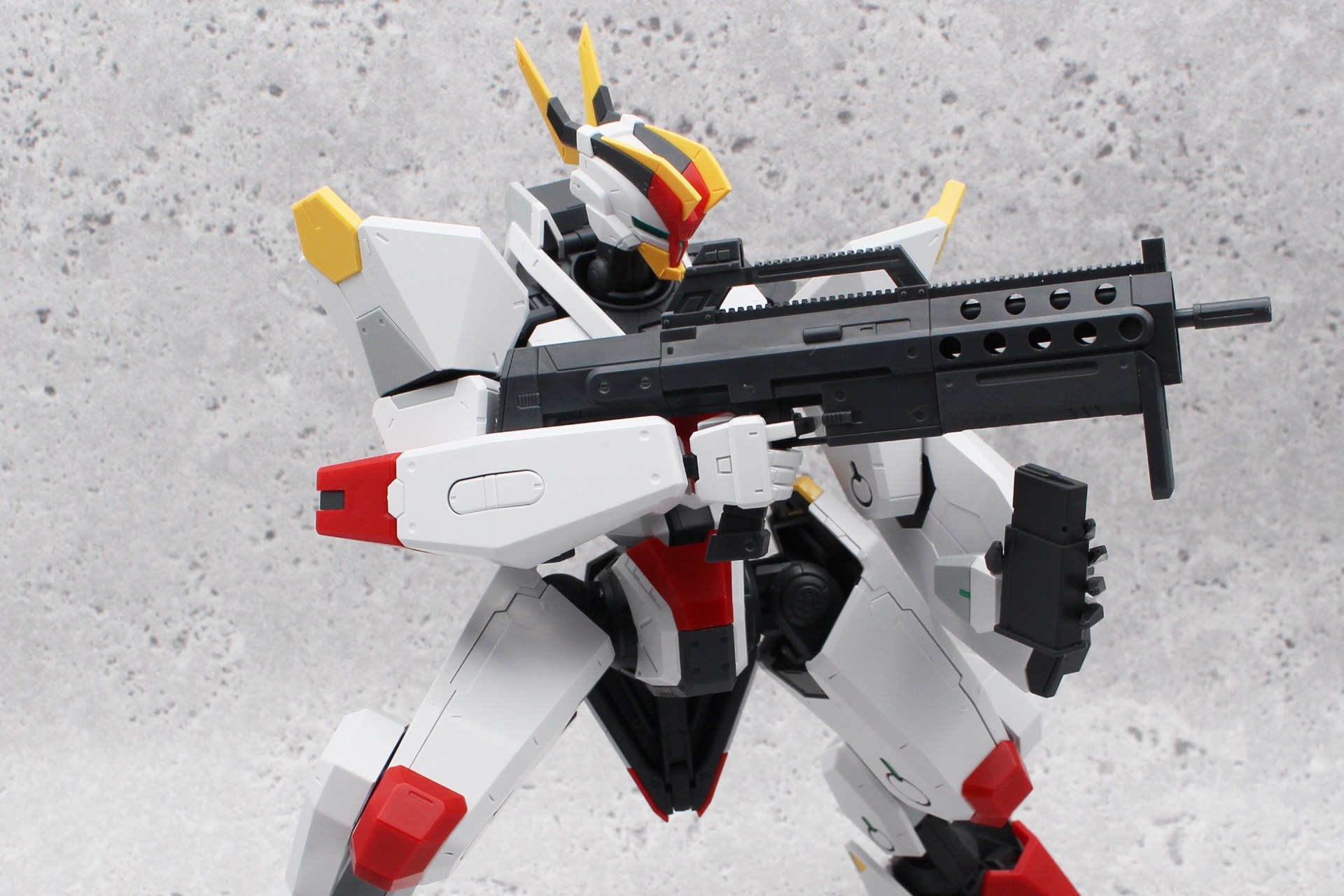 このサイズにしてこれほどのポーズが取れるのは素晴らしい。台座は別売りのアクションベースの5mmジョイントに対応。劇中のポーズも思いのままだ