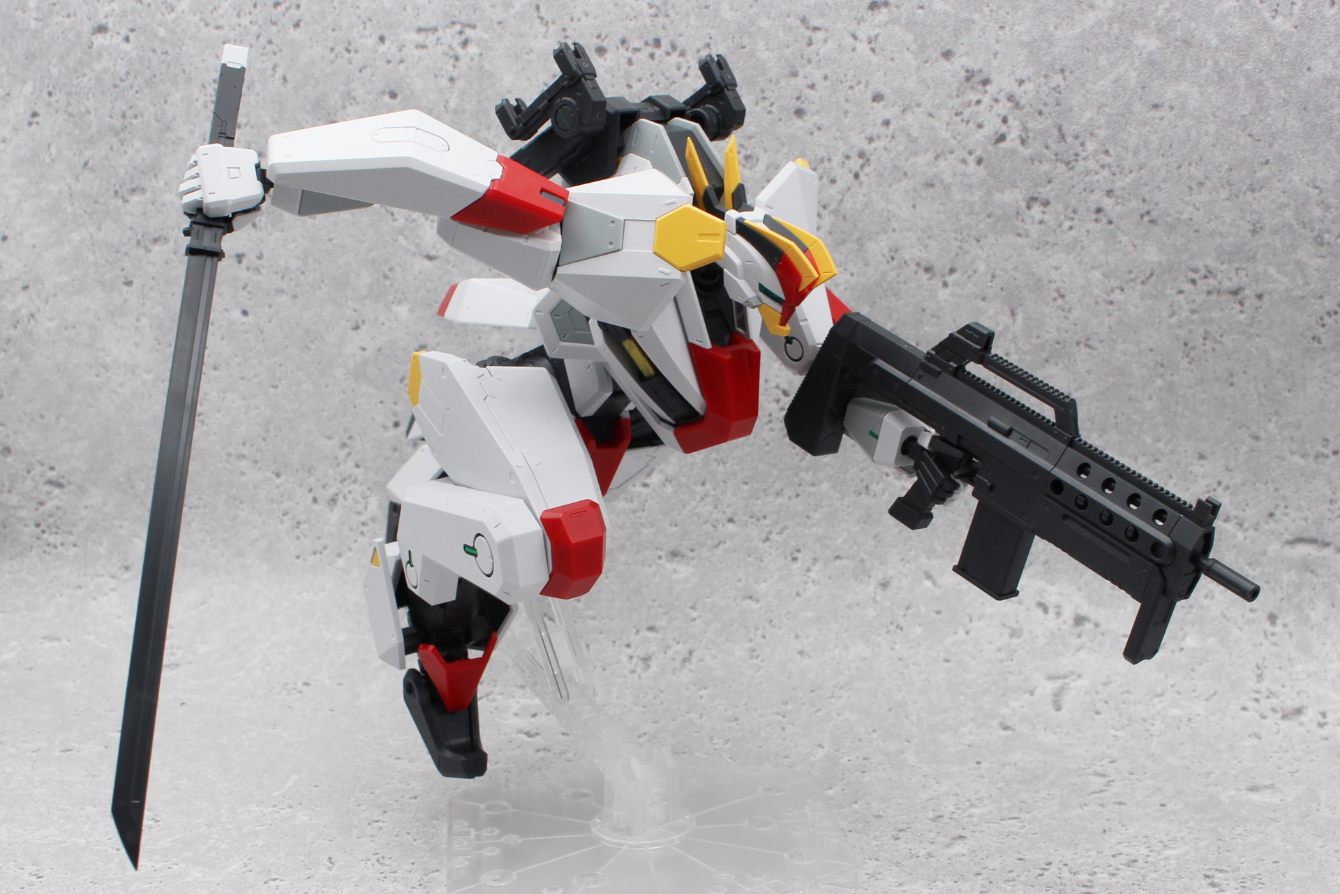 このサイズにしてこれほどのポーズが取れるのは素晴らしい。台座は別売りのアクションベースの5mmジョイントに対応。劇中のポーズも思いのままだ