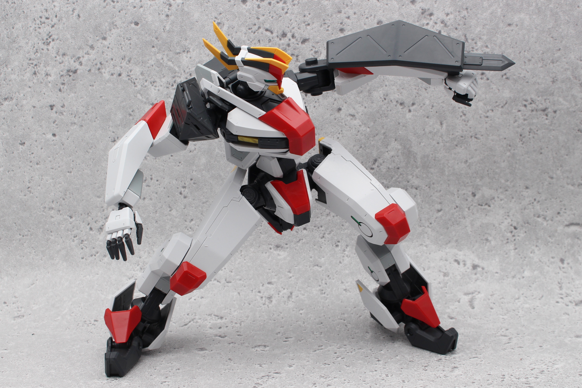 このサイズにしてこれほどのポーズが取れるのは素晴らしい。台座は別売りのアクションベースの5mmジョイントに対応。劇中のポーズも思いのままだ