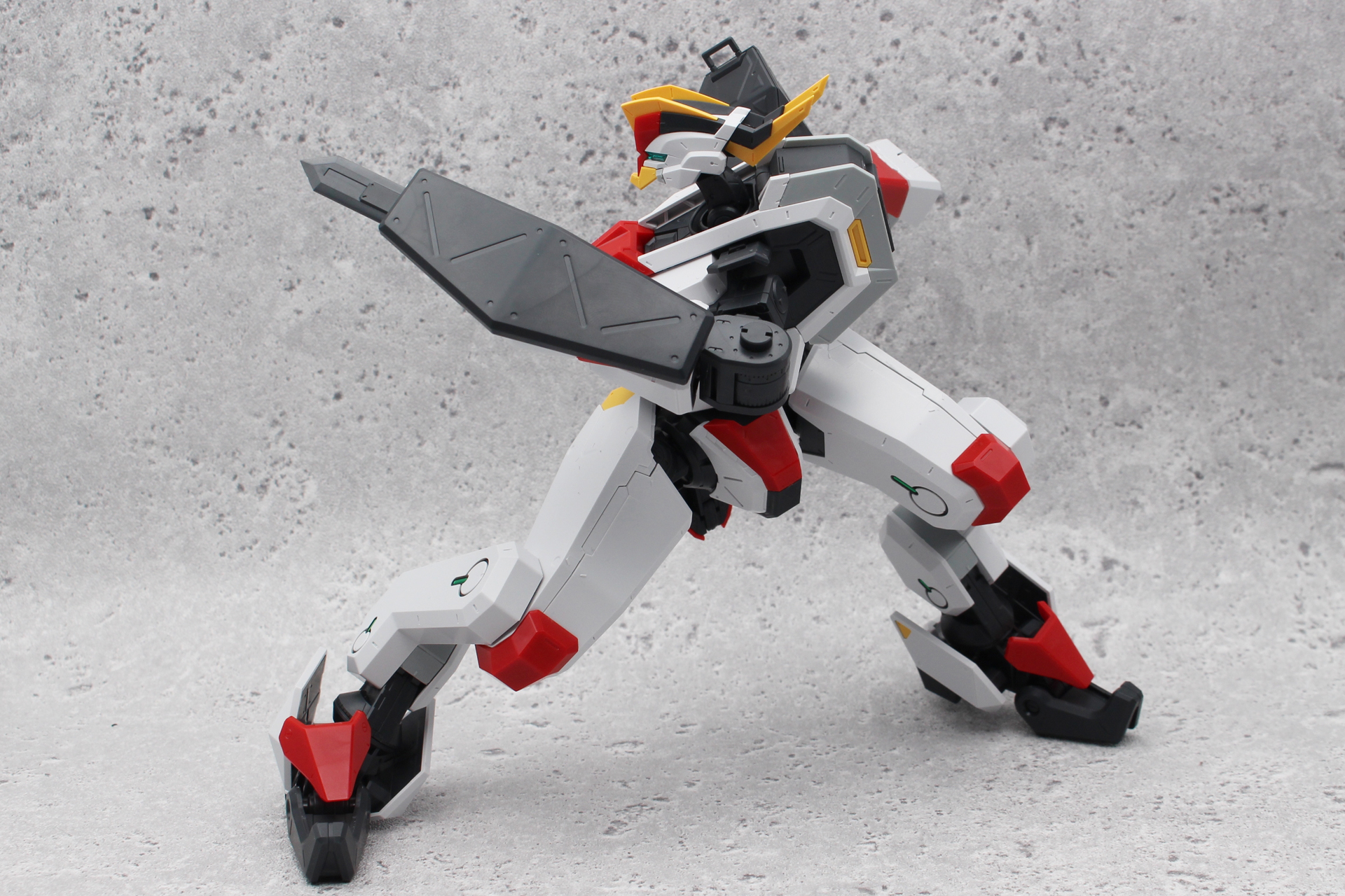 このサイズにしてこれほどのポーズが取れるのは素晴らしい。台座は別売りのアクションベースの5mmジョイントに対応。劇中のポーズも思いのままだ