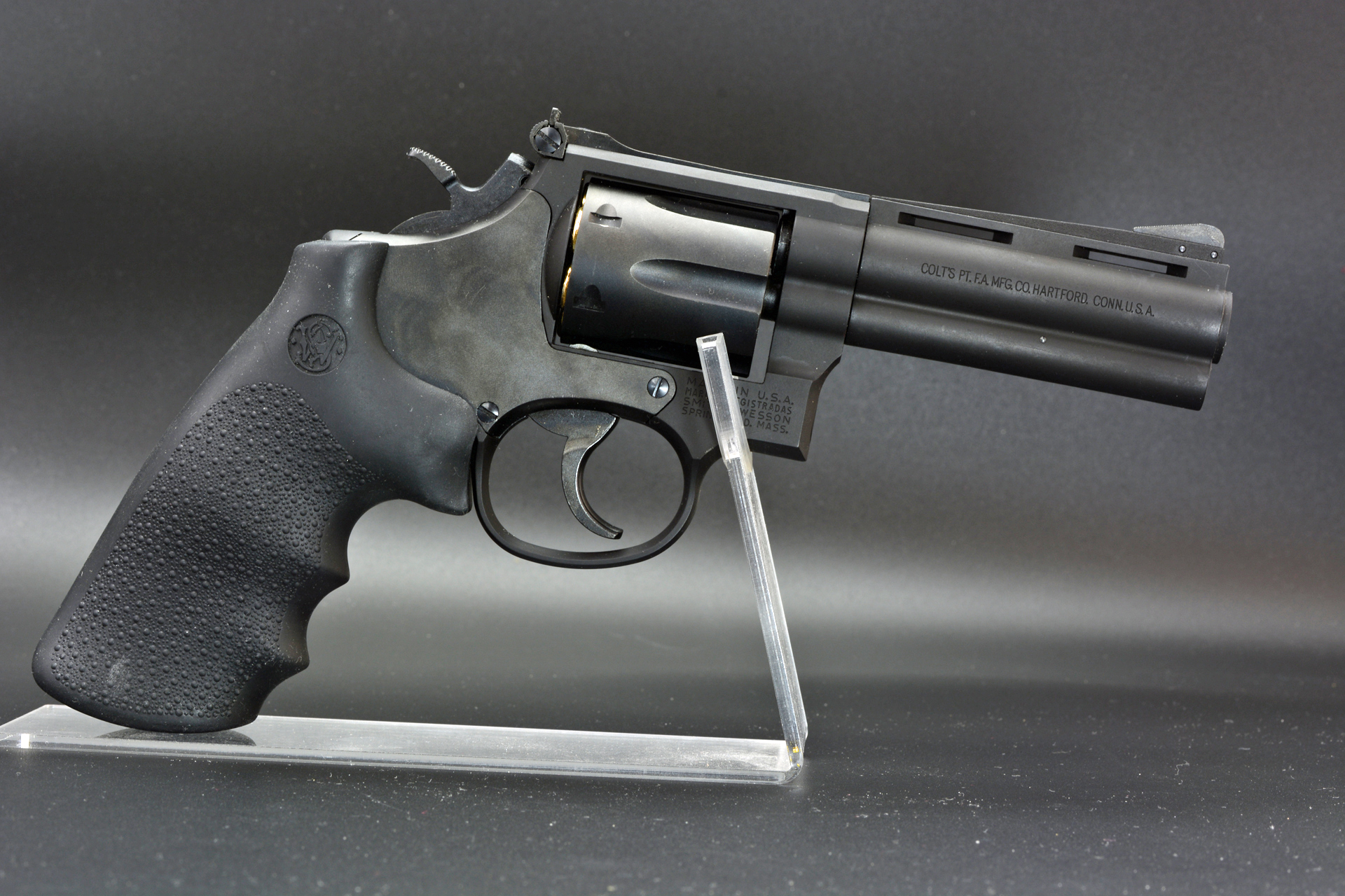 銃の右側面、前方、後方。パイソンの銃身が独特のシルエットを生んでいる。ラバーグリップによりかなり現代的な雰囲気だ