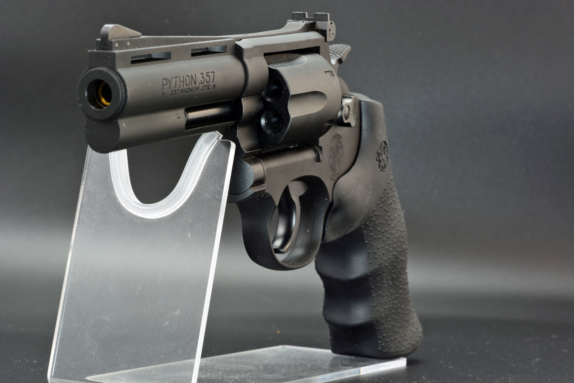 銃の右側面、前方、後方。パイソンの銃身が独特のシルエットを生んでいる。ラバーグリップによりかなり現代的な雰囲気だ