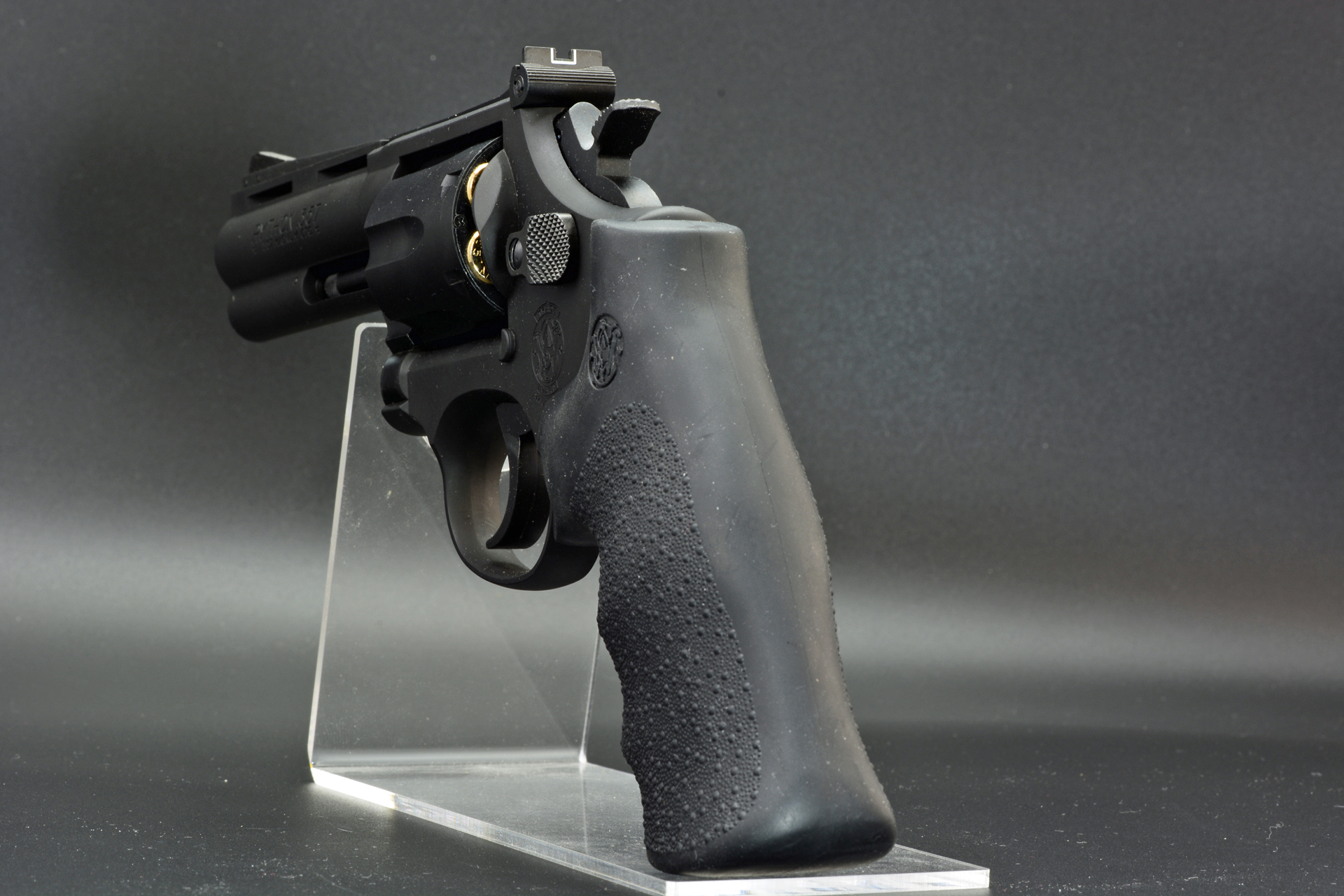 銃の右側面、前方、後方。パイソンの銃身が独特のシルエットを生んでいる。ラバーグリップによりかなり現代的な雰囲気だ