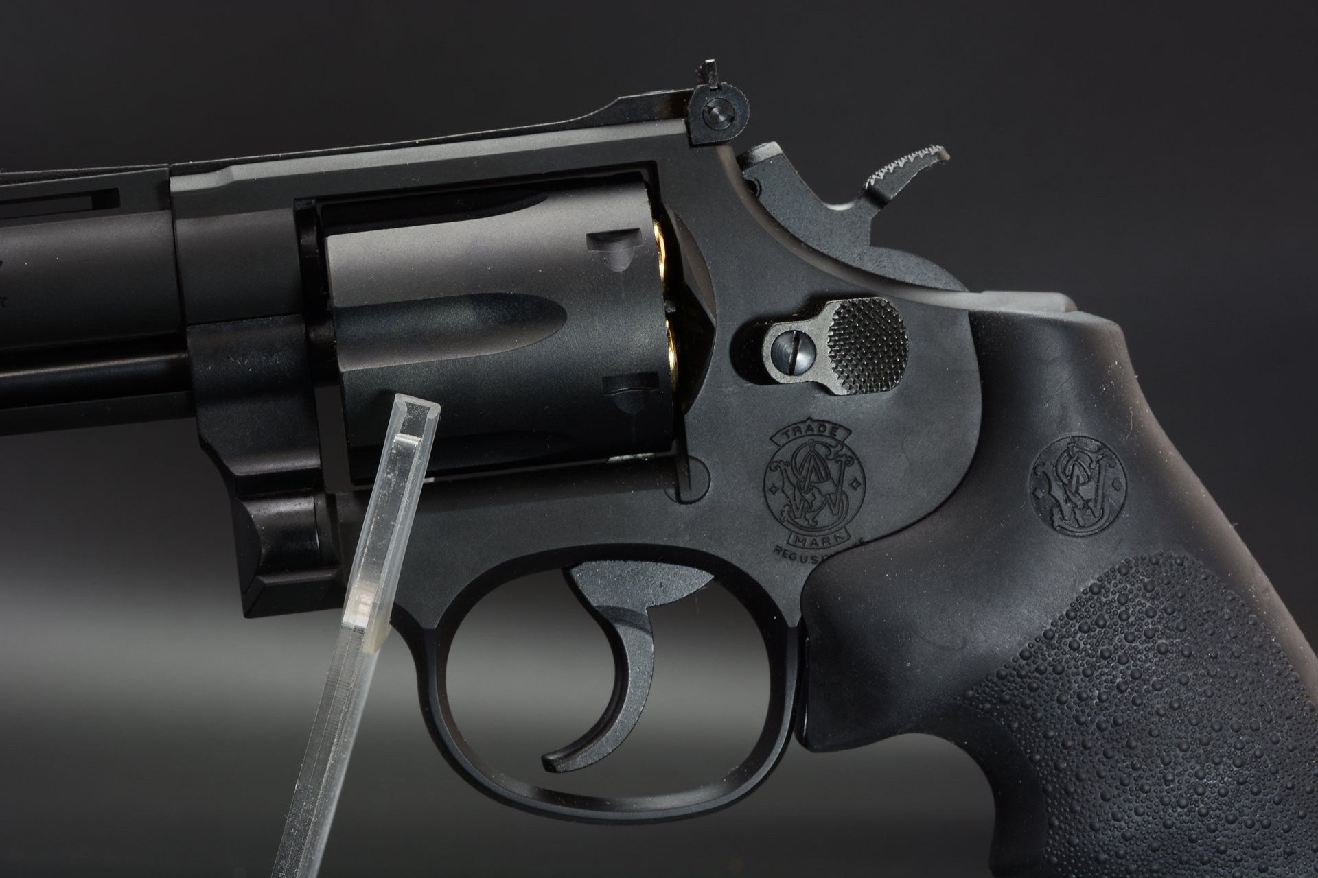 M19のボディ。サムピースの下にS&Wの刻印がしっかり刻まれている。トリガーコントロールのしやすさはS&Wの内部機構の大きな評価ポイントだ