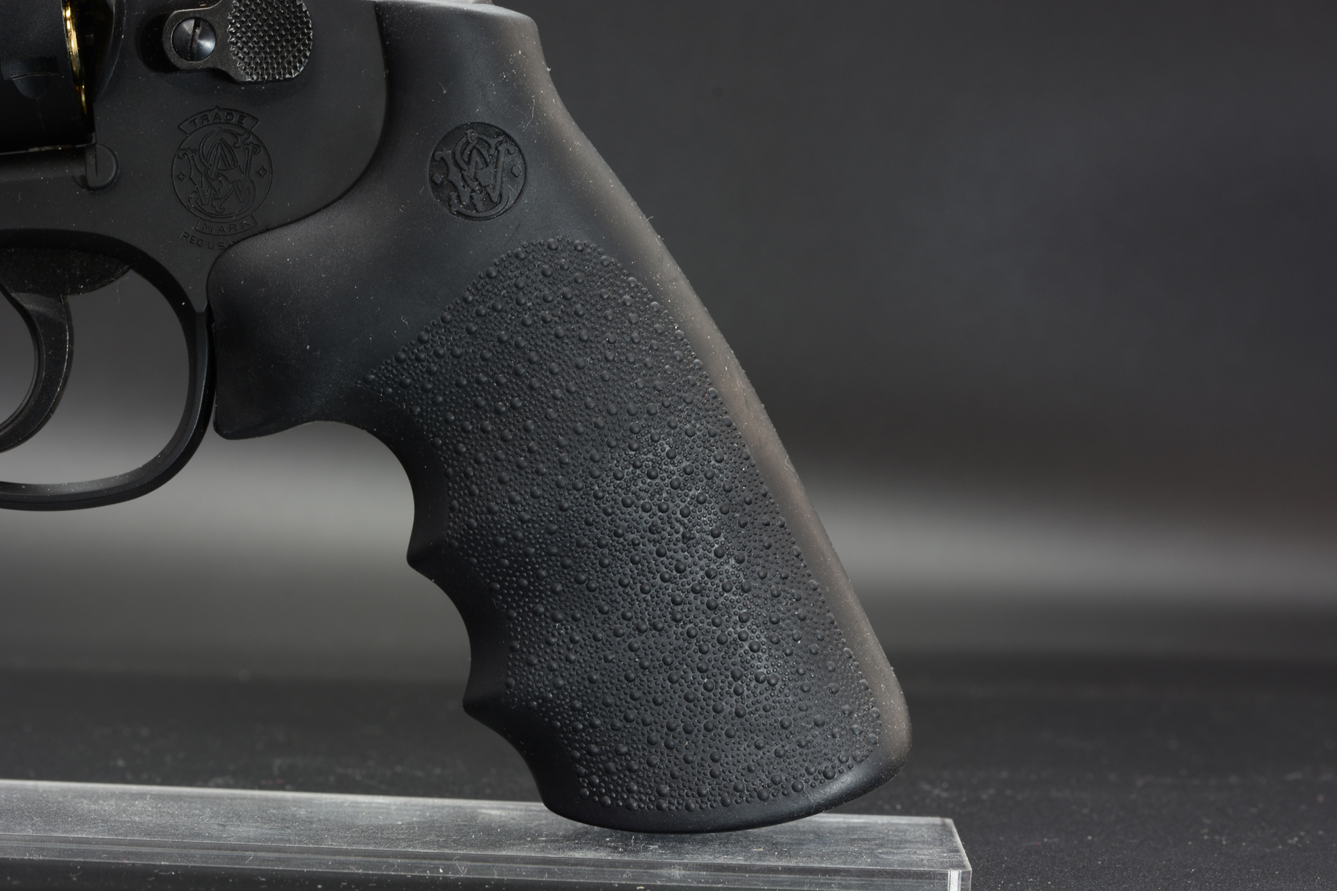 ホーグタイプラバーグリップ。比較的大きめのサイズで、ラバーの表面は手のひらにしっかりなじむ。現代的な雰囲気をもたらしてくれるデザインだ