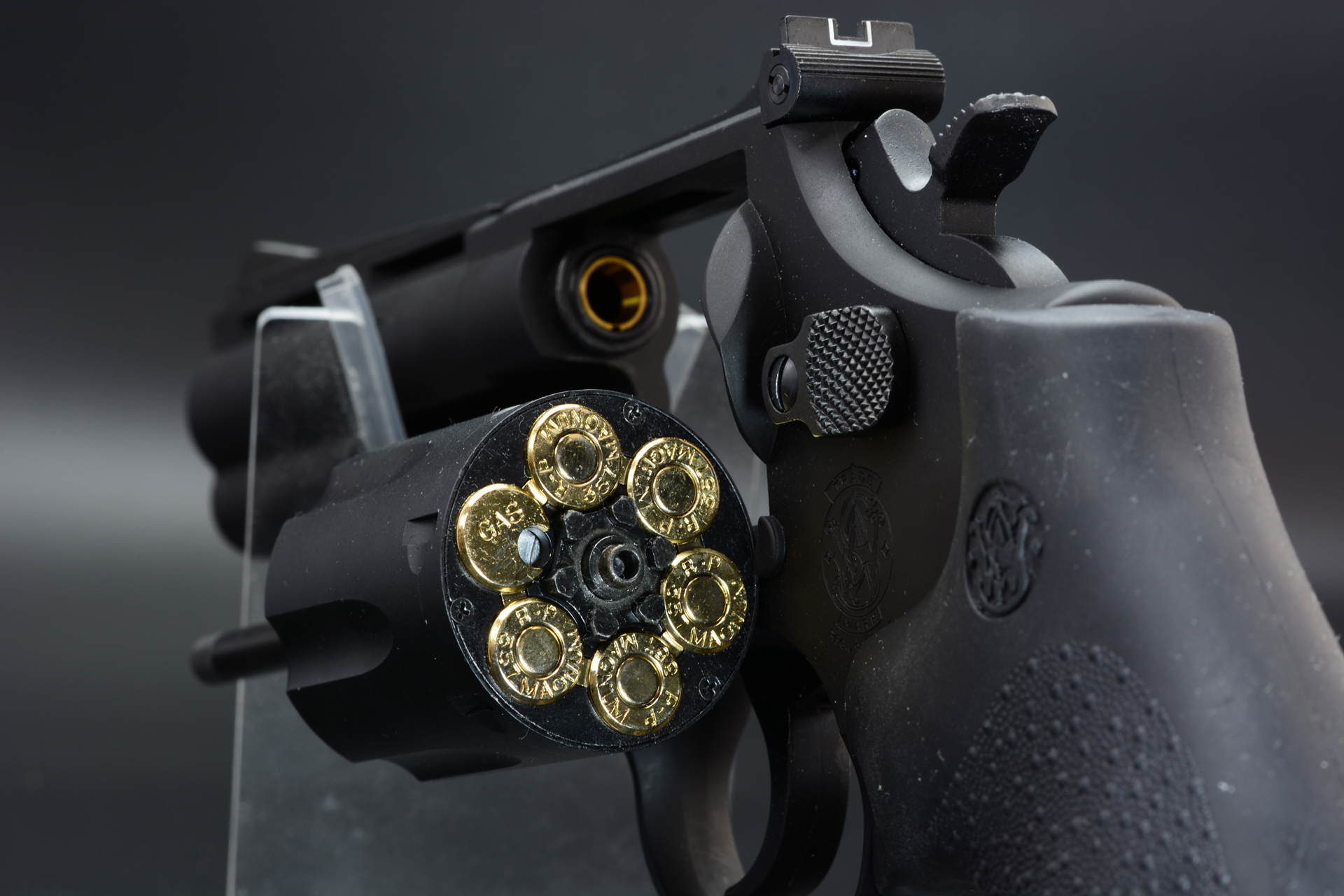 シリンダーをスイングアウトする。金色のカートリッジ状のリムはダミーで取り外すことができない。内部にはガスとBB弾を収納し発射することができる「ペガサスシステム」が内蔵されている