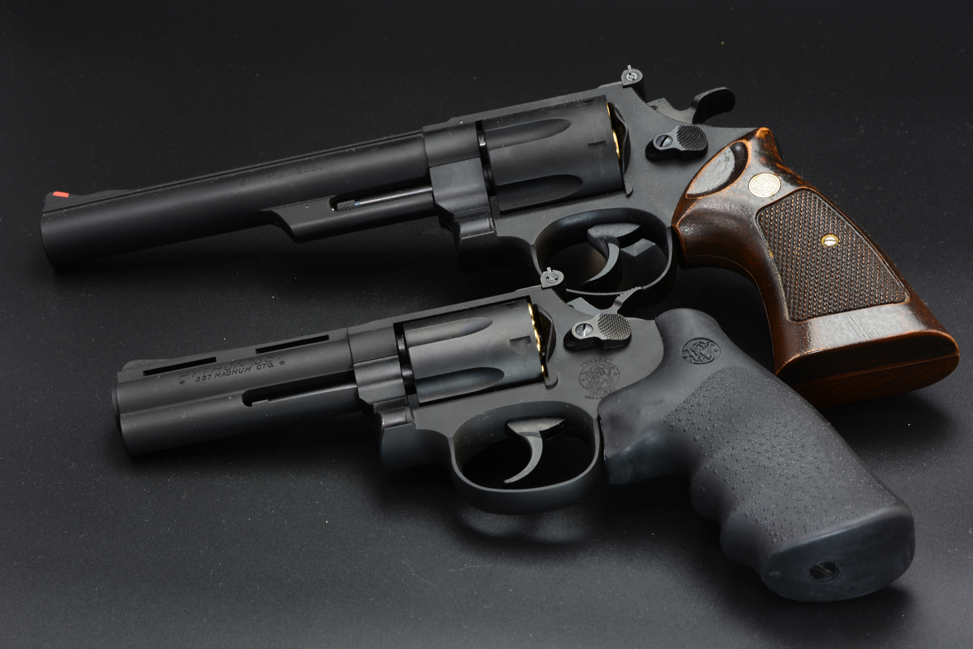 こちらはタナカのモデルガン「M29 6.5インチ “ダーティハリーモデル”」との比較。上がM29だ。M29はNフレームでKフレームよりも大きい。銃身も6インチで4インチモデルとは全体のバランスが大きく違う