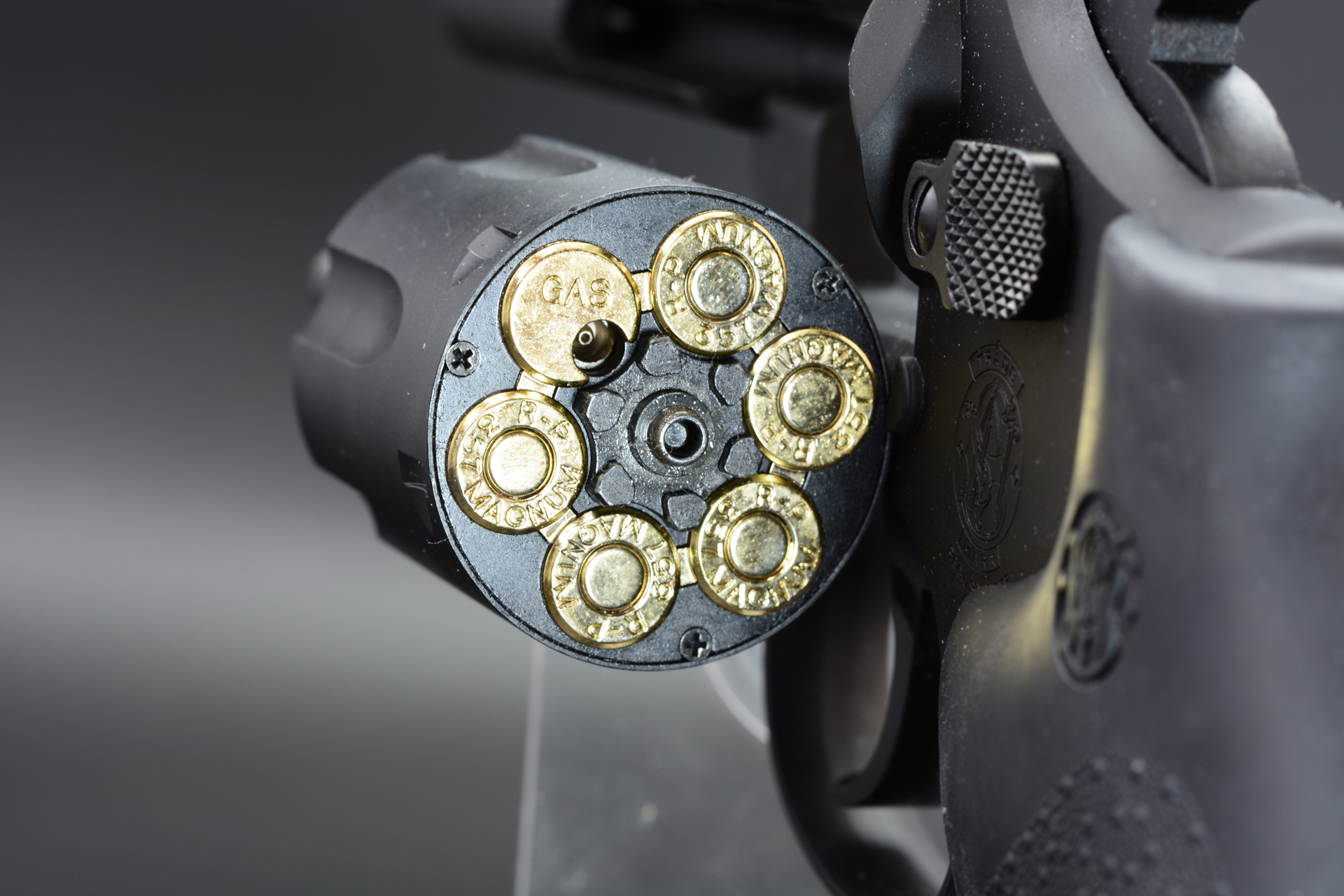 シリンダーを回すことでガスの注入口が現われる。ガスの容量は多く、12発の弾を撃っても余裕があるため、サバイバルゲーム中12発撃ち尽くしてもBB弾を再装填するだけで戦いを継続できそうだ