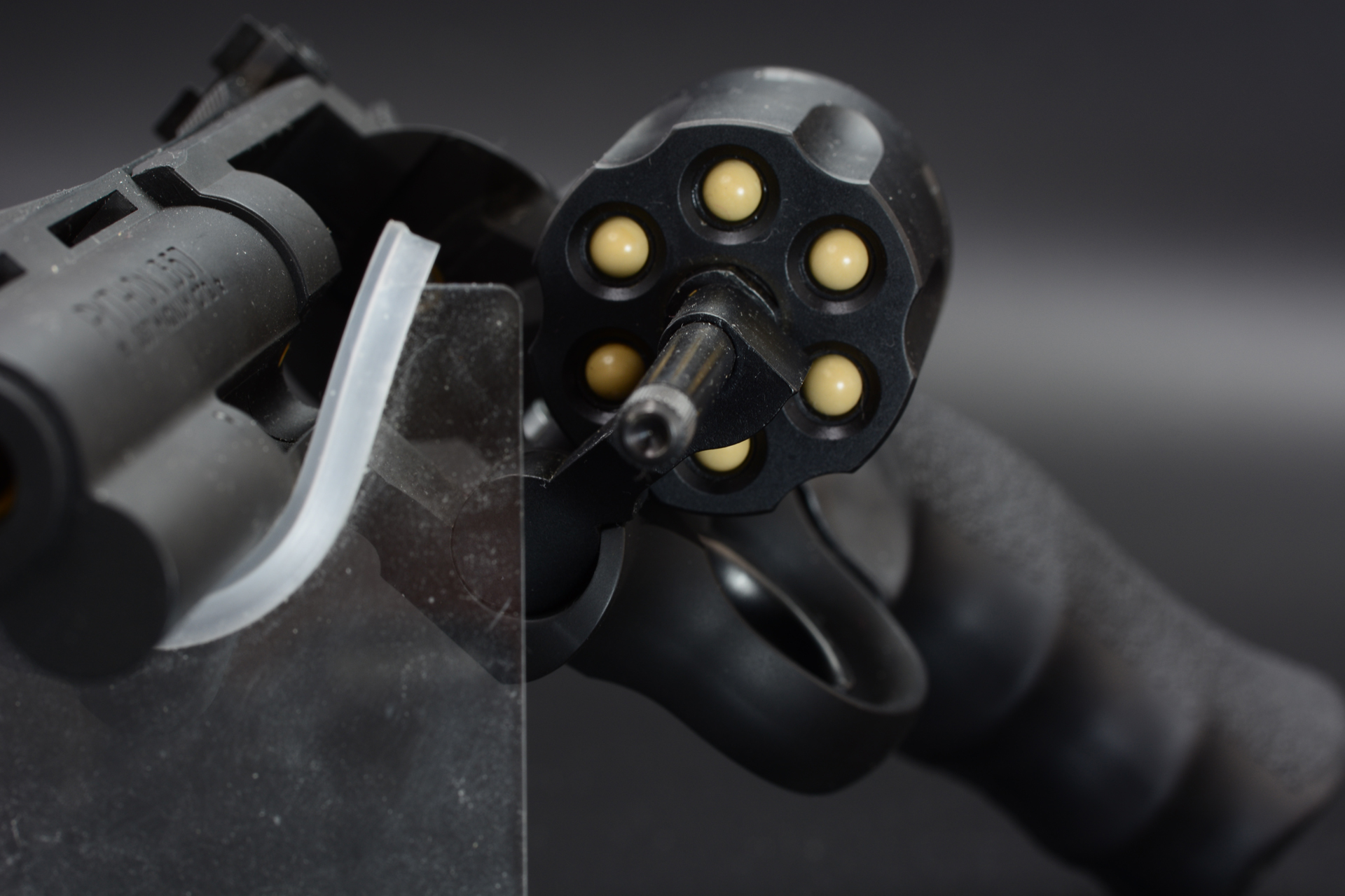 穴の1つが7発のBB弾を収納できるマガジンに繋がっている。他の5発の穴にBB弾を入れることで12発の装填が可能。シリンダーが回りマガジンの上に穴が移動する度にBB弾が装填されるので、12発をスムーズに発射できる