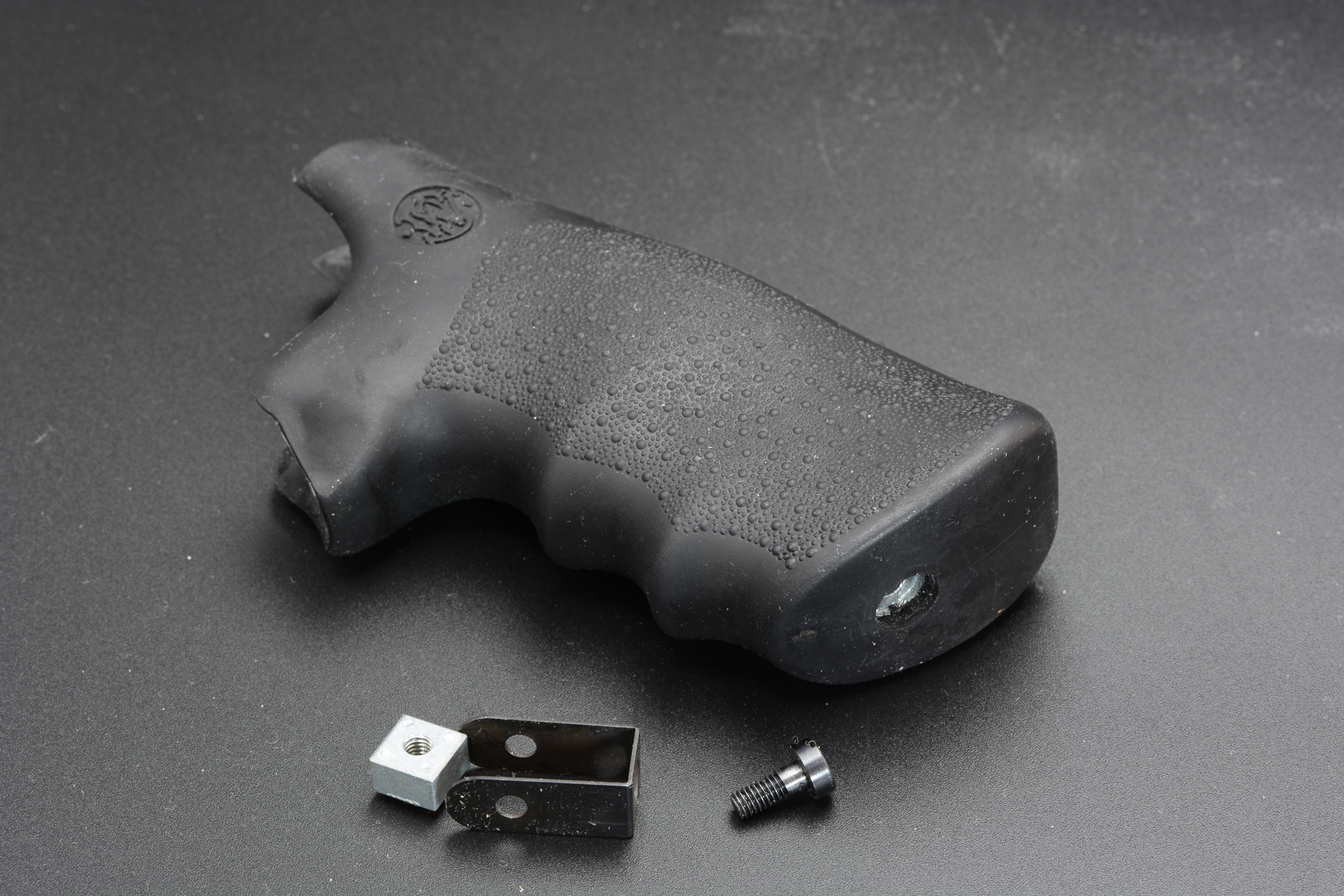 製品に付属している大きなホーグタイプのラバーグリップ。重りを内蔵しているのでずしりと重い