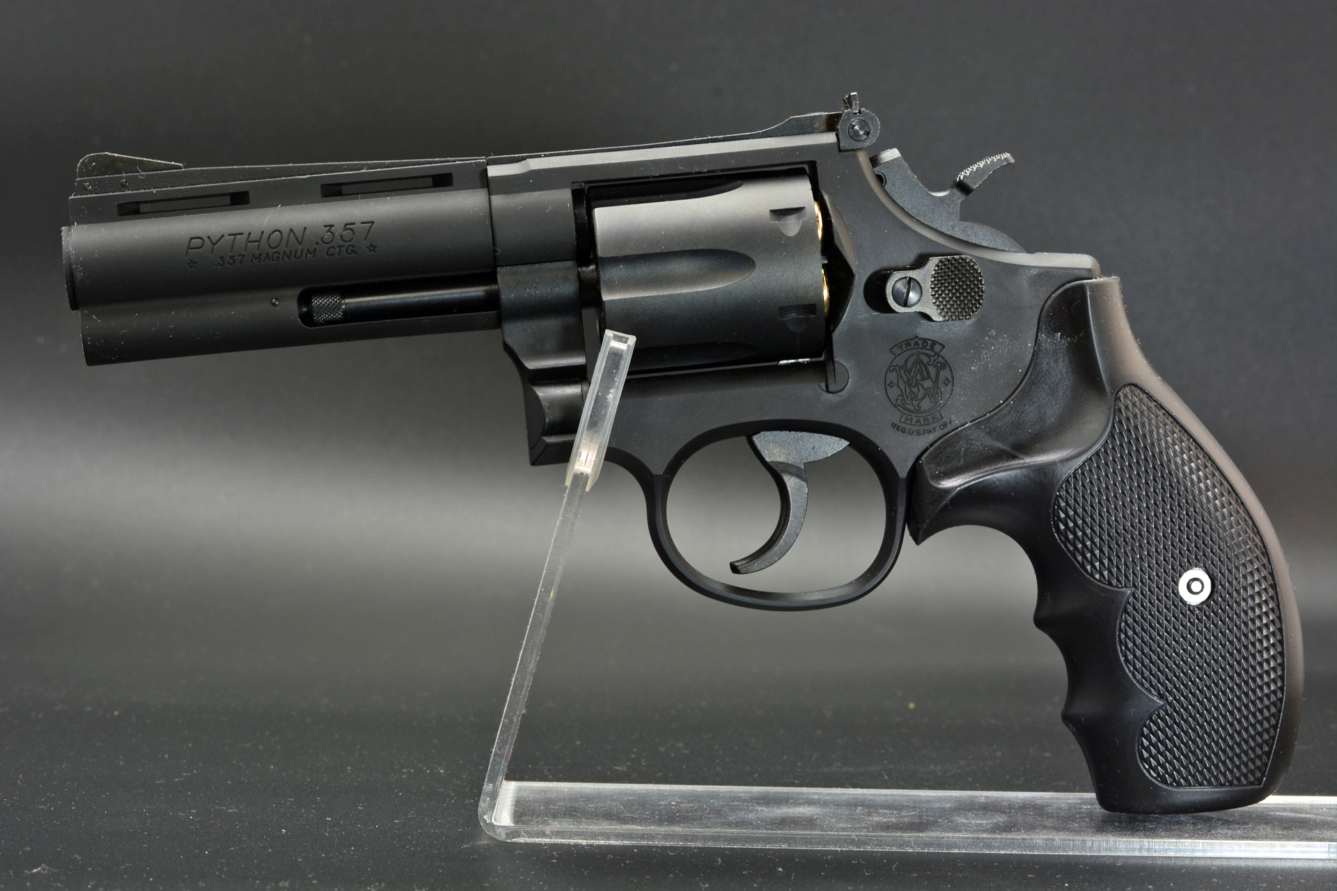 アンクルマイクスタイプはチェッカリングで手にホールドする