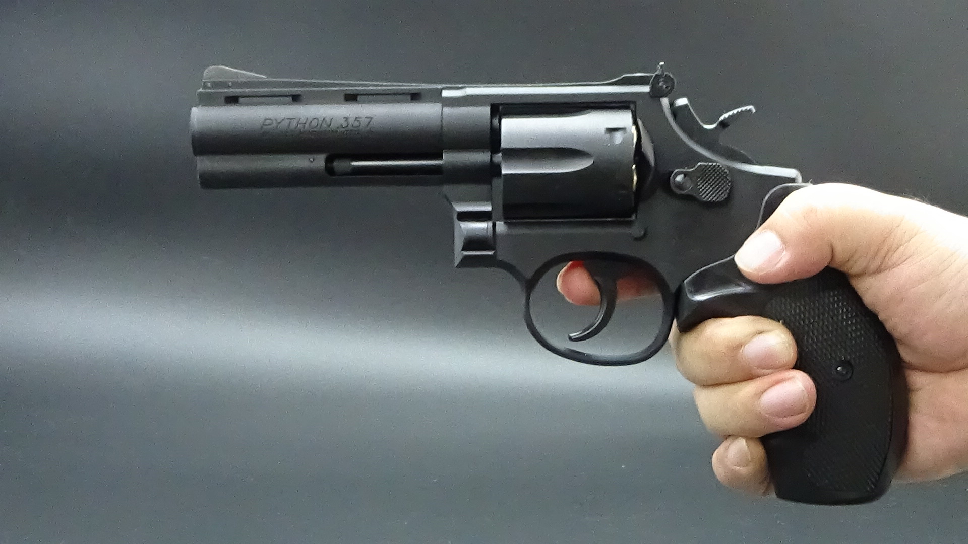 アンクルマイクスタイプはチェッカリングで手にホールドする