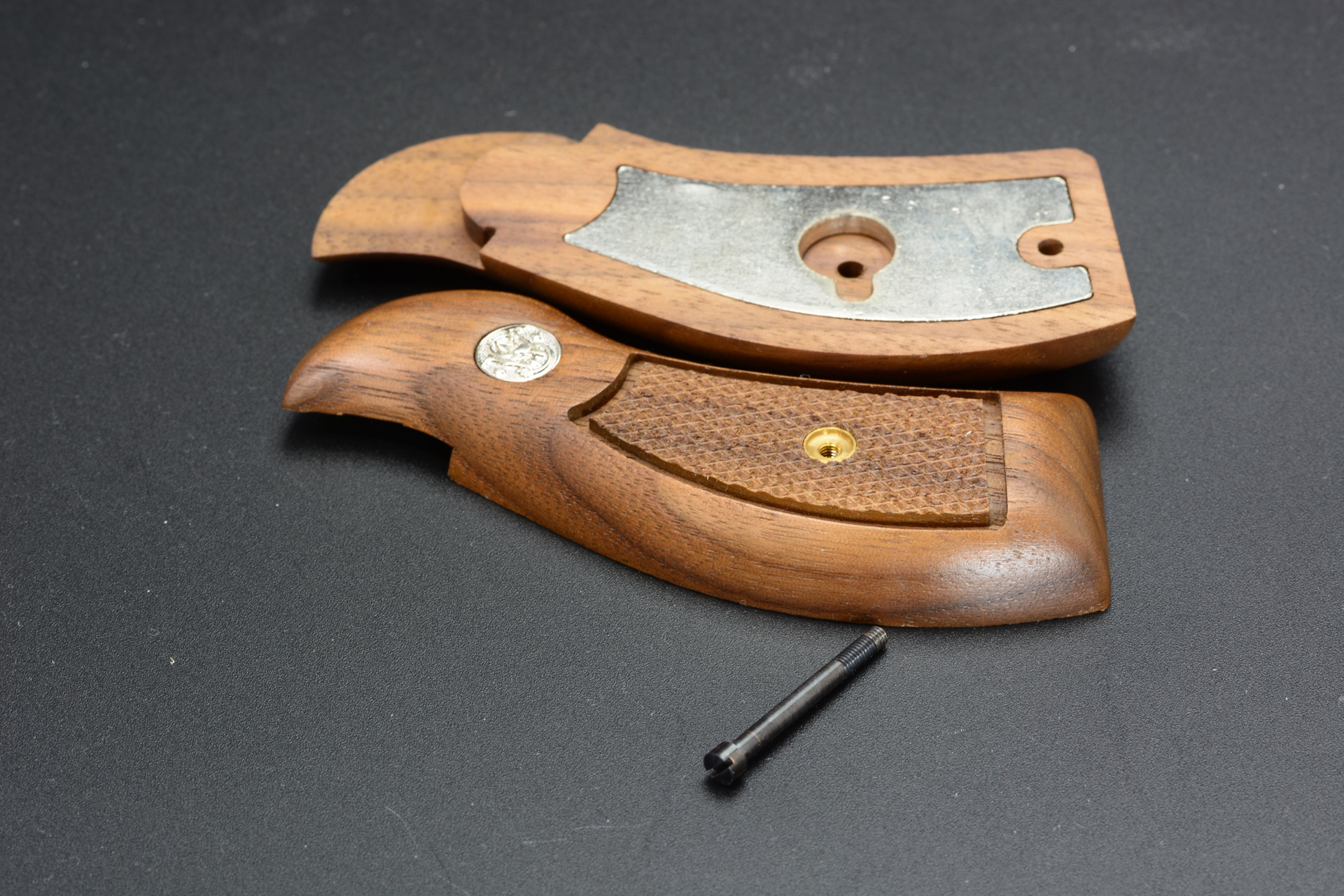 「ラウンドタイプ・ウォールナット・チェッカーグリップ」こちらも重りが内蔵されている。価格は7,150円(税込)