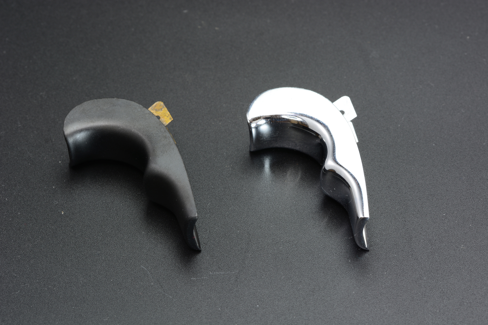 「Kフレーム グリップアダプター(黒)」の価格は1,980円(税込)、「Kフレーム グリップアダプター(シルバー)」の価格は2,200円(税込)