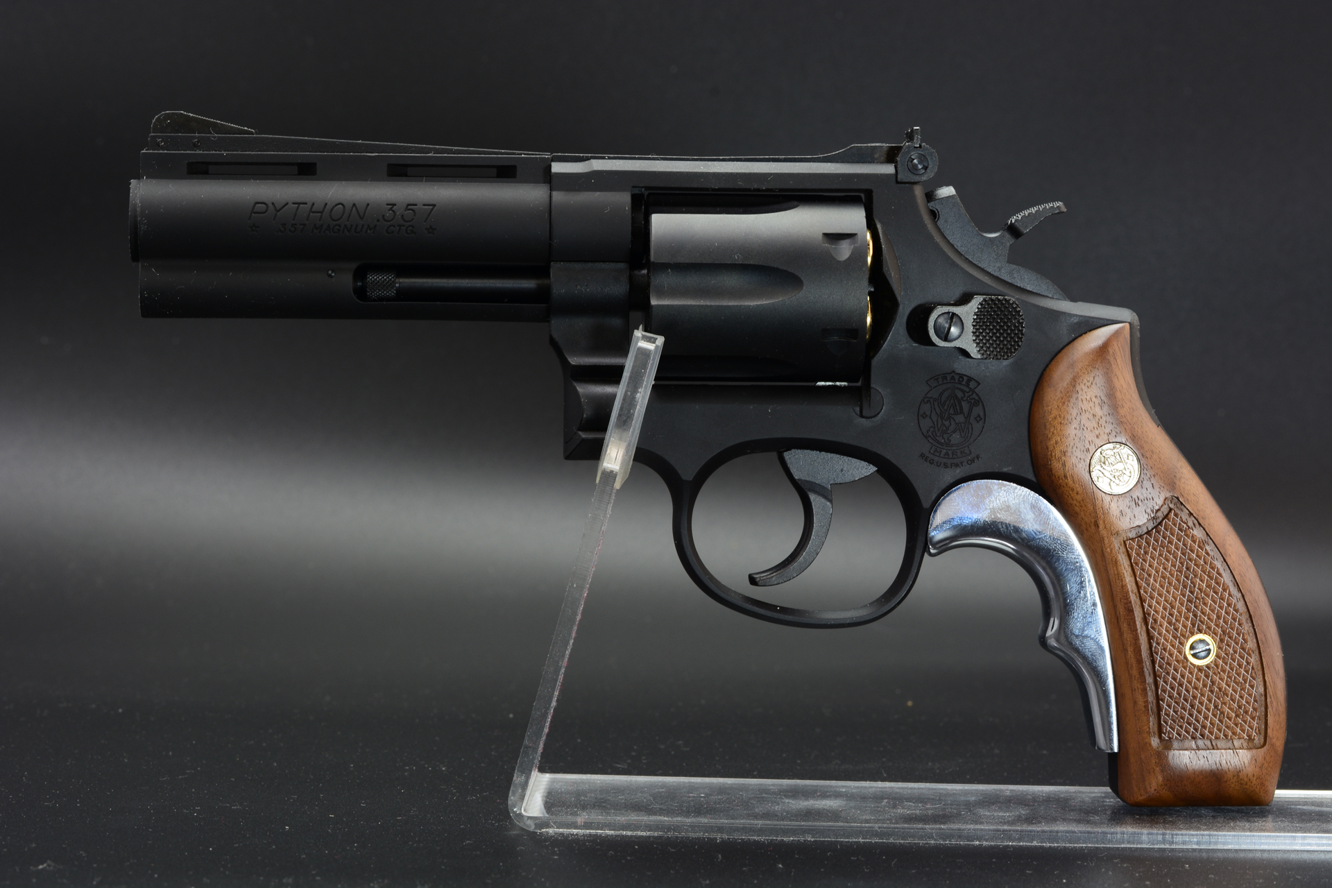 アダプターの色が違うと印象が変わる。木のグリップはクラシカルな印象をもたらす