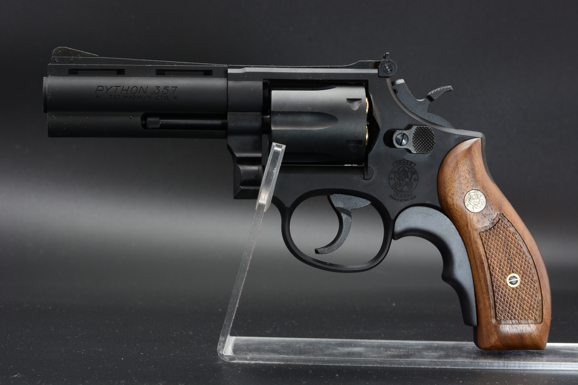 アダプターの色が違うと印象が変わる。木のグリップはクラシカルな印象をもたらす