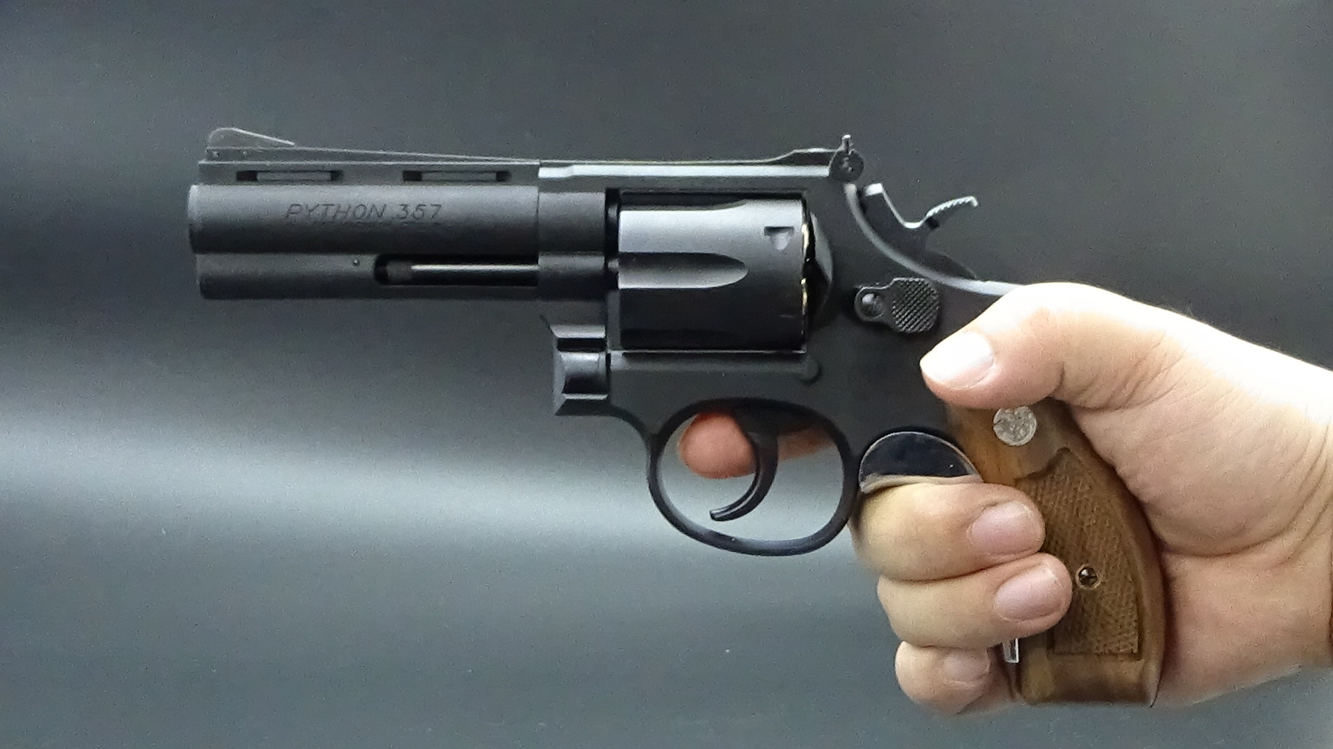 アダプターがあるとホールドが強まる。反動の強い357マグナムなどを撃つ場合はつけておきたいところだ