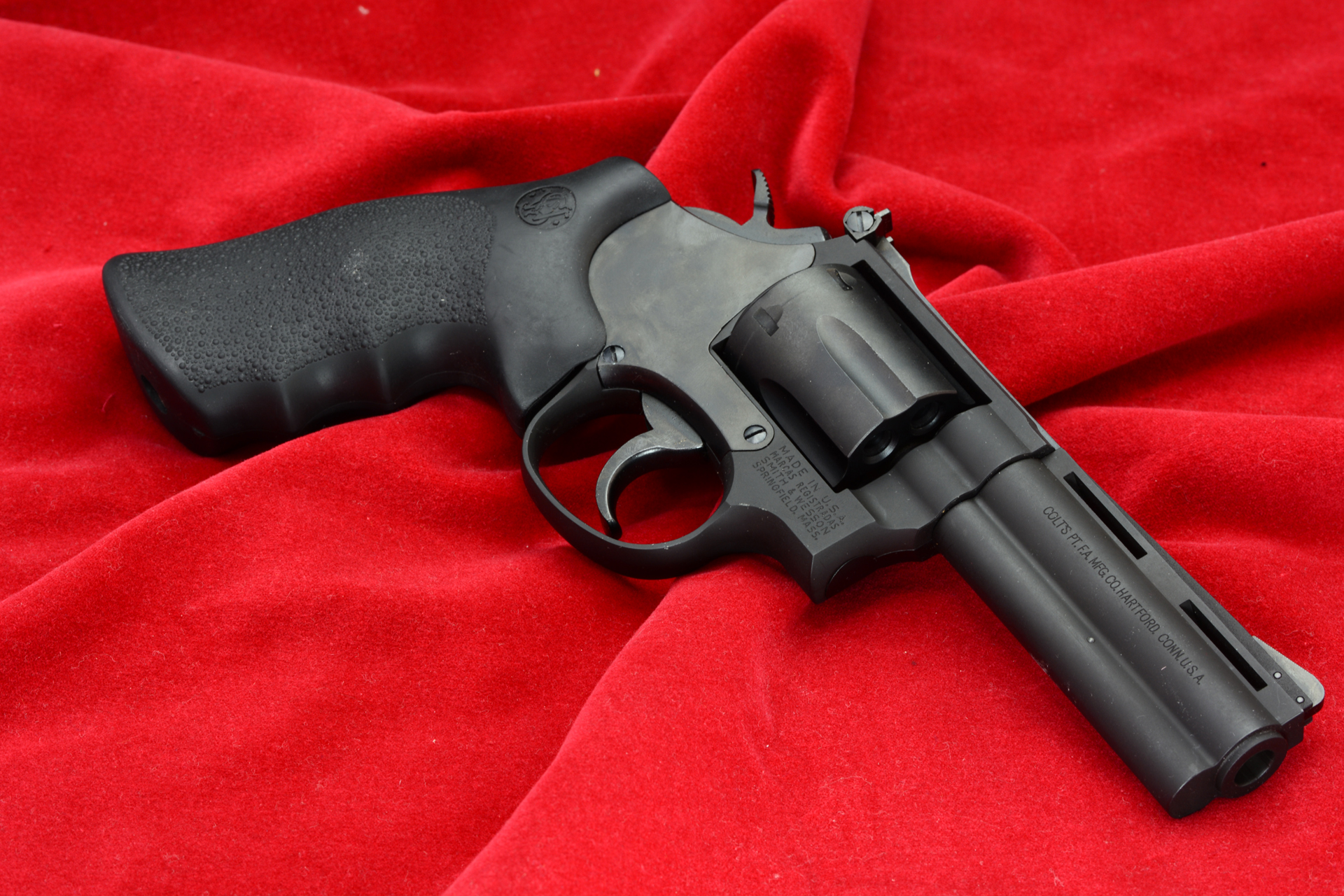 背景を変えて写真を撮ってみた。リアルな外観の「Smolt Revolver 4inch HW Ver.3」は、写真を撮るのも楽しい
