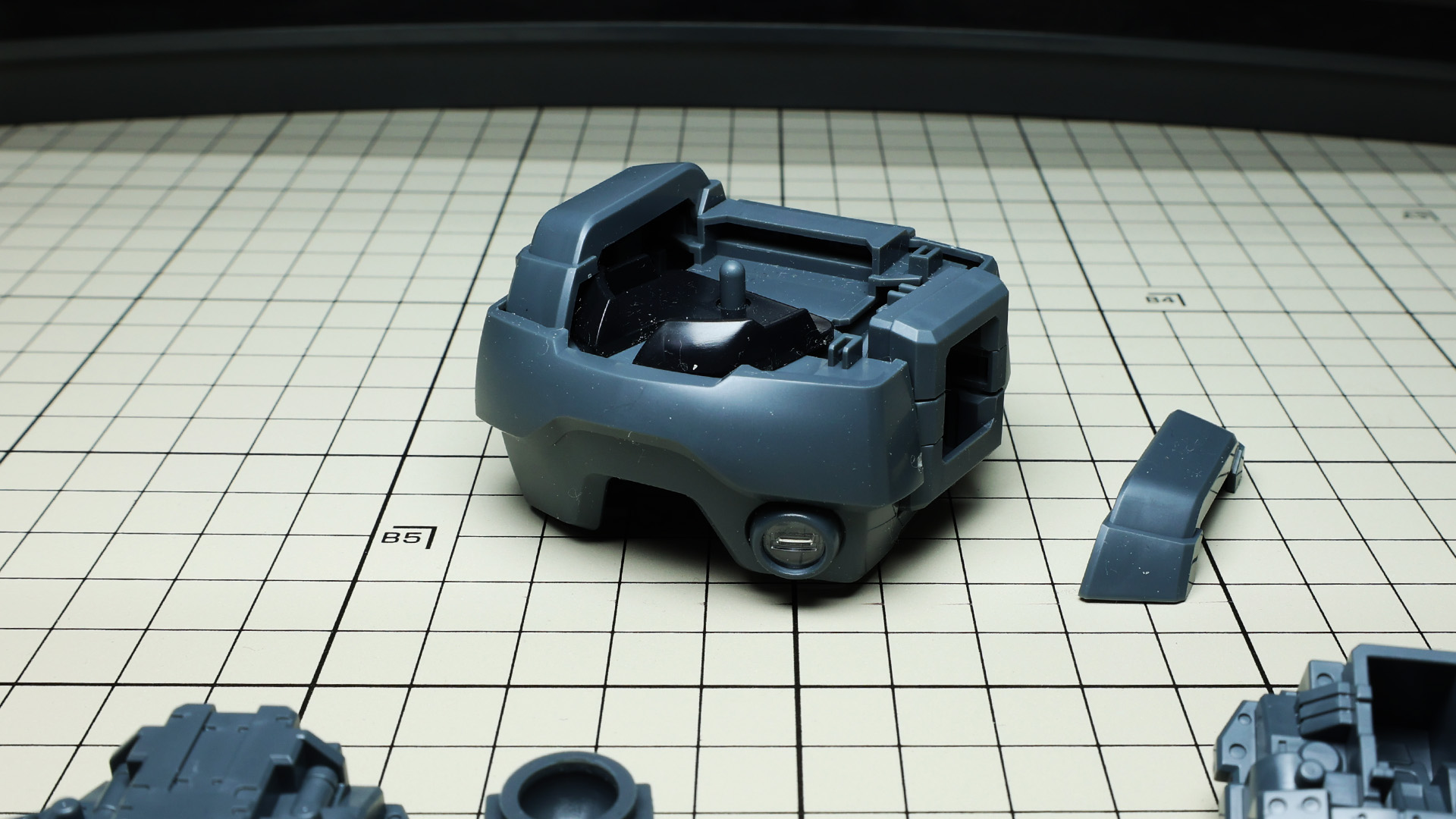 胸部の装甲は新規パーツで、色合いもよく樹脂もむらなく成形されていて気持ちいいです