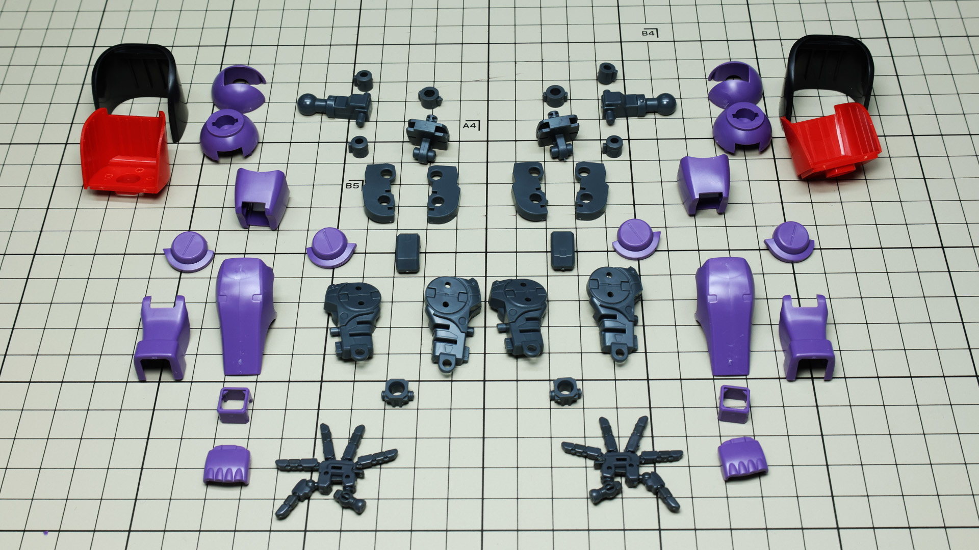 並べるとHGシリーズとまではいきませんが少ないパーツで組み立てやすそうです